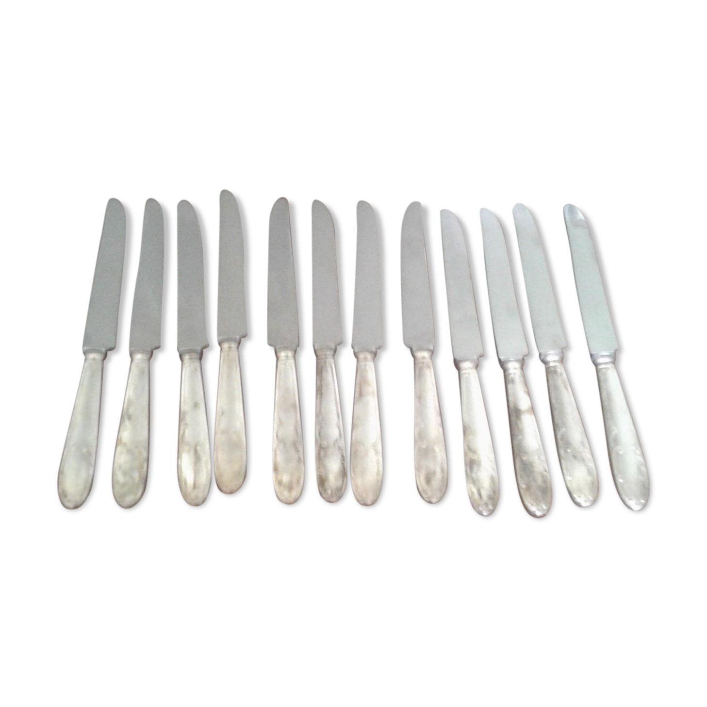 Service of 12 knives with silver metal pitches