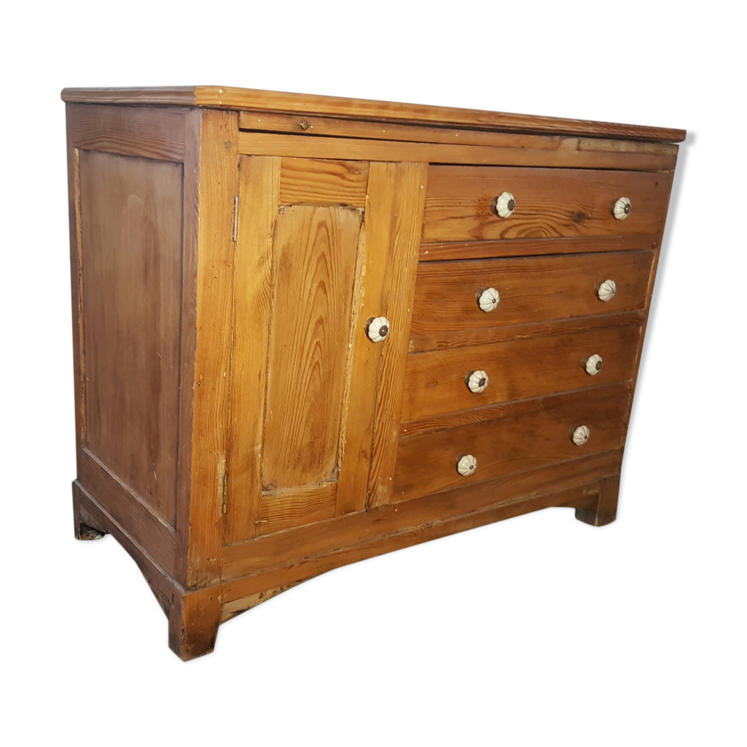 Dresser 1900