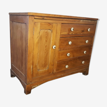 Dresser 1900