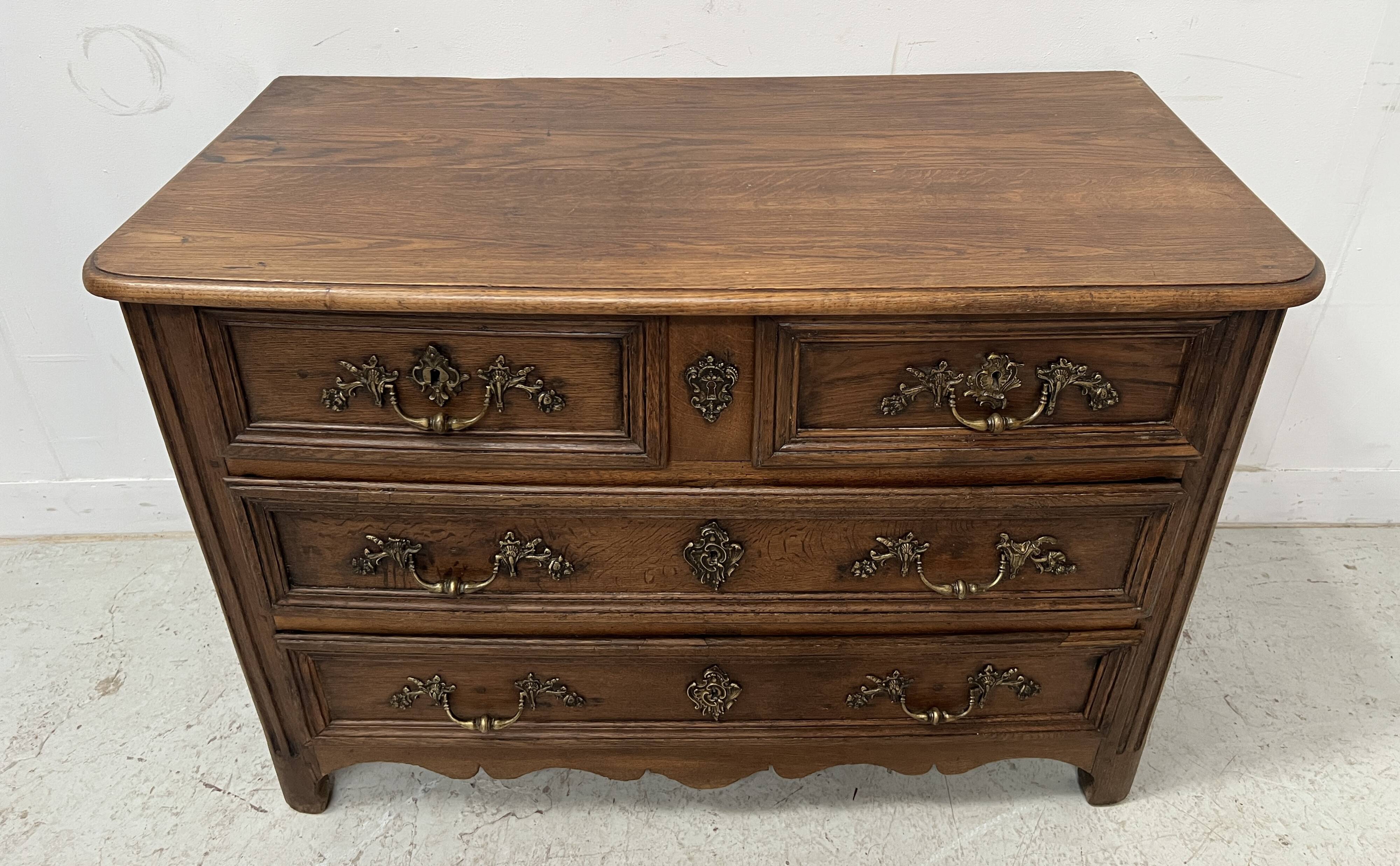 Louis XIV style chest of drawers in solid oak, 18th century
