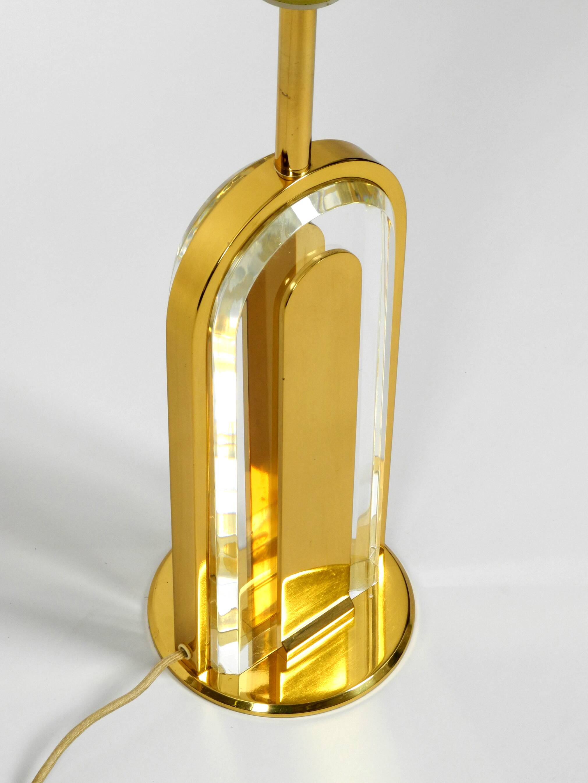 Lampe de table en verre et laiton XXL des années 1970 de la collection Vereinigte Werkstätten.