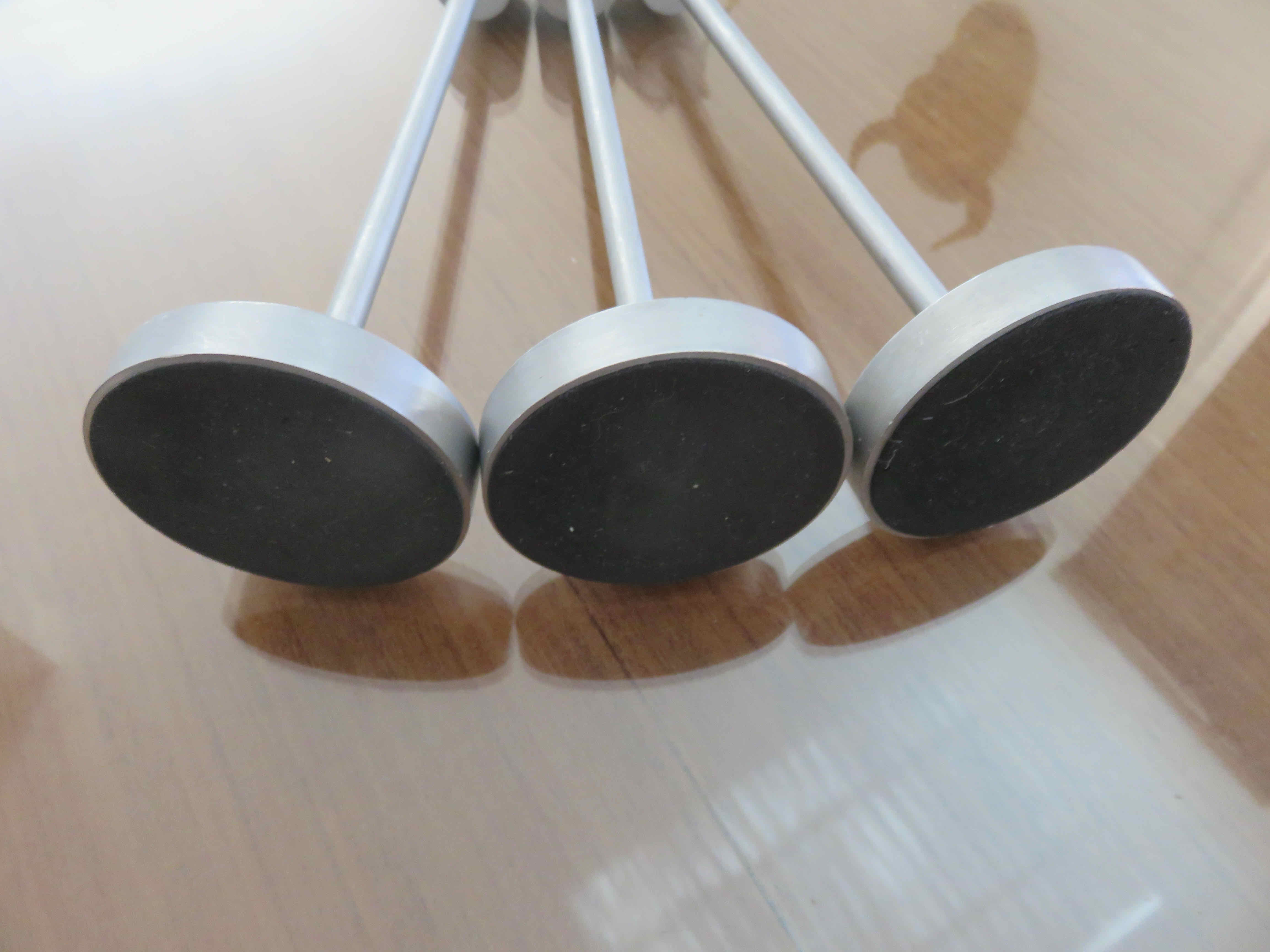 Série de 3 bougeoirs scandinaves, minimalistes, en aluminium années 70