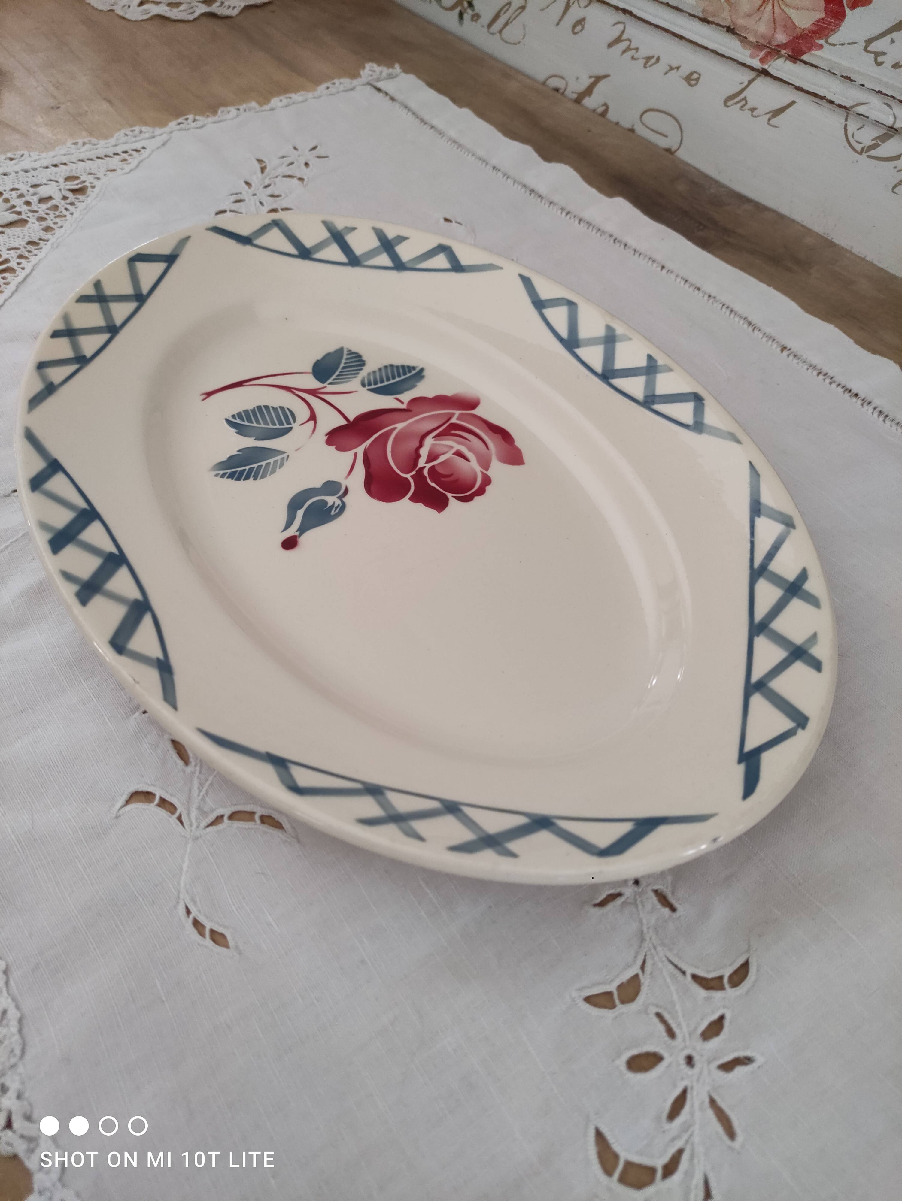 Oval dish in half-porcelain Badonviller red pink decoration and light gray blue braces