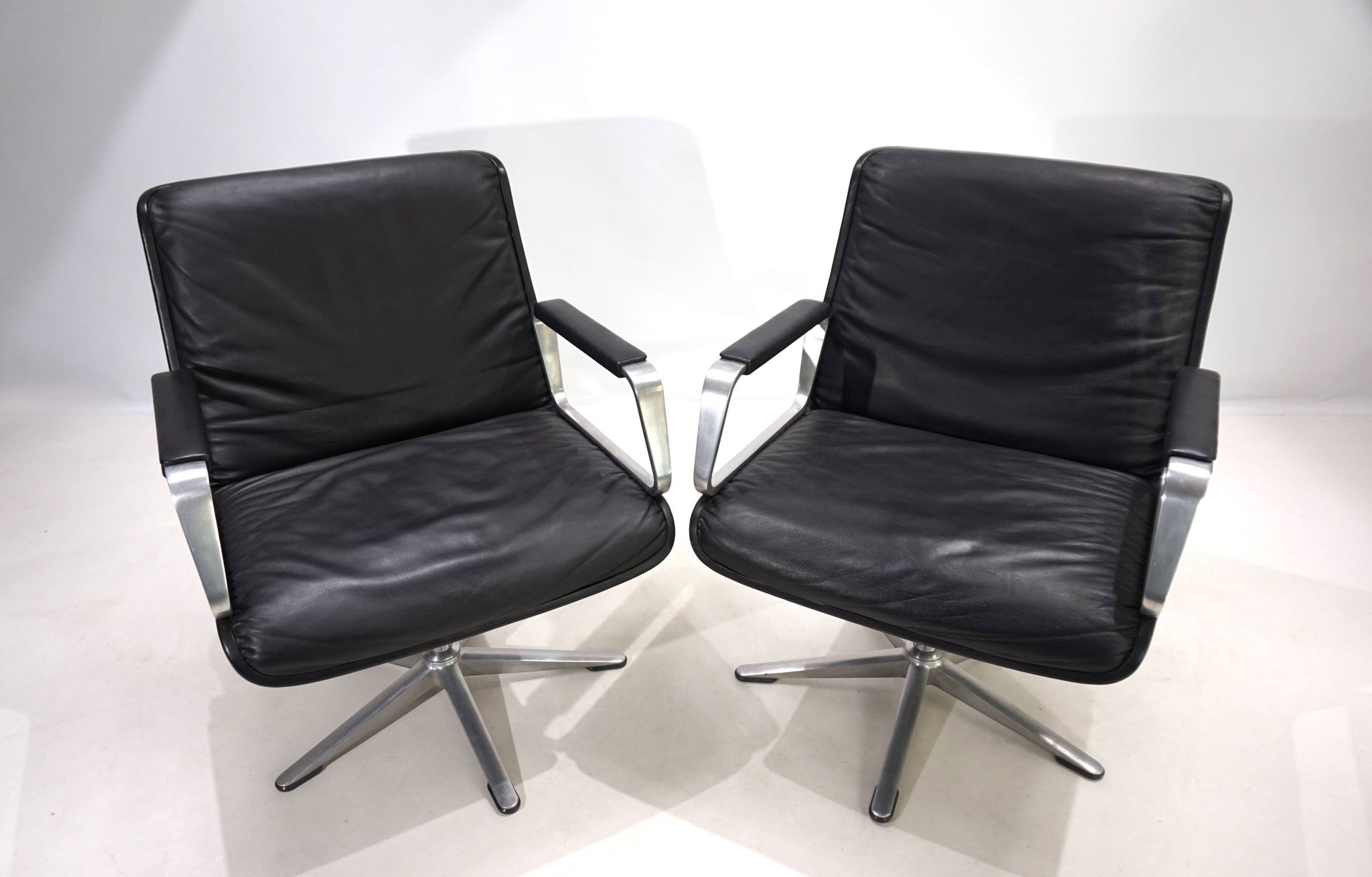 Set of 2 Wilkhahn Delta conference/dining chairs from the Delta Group