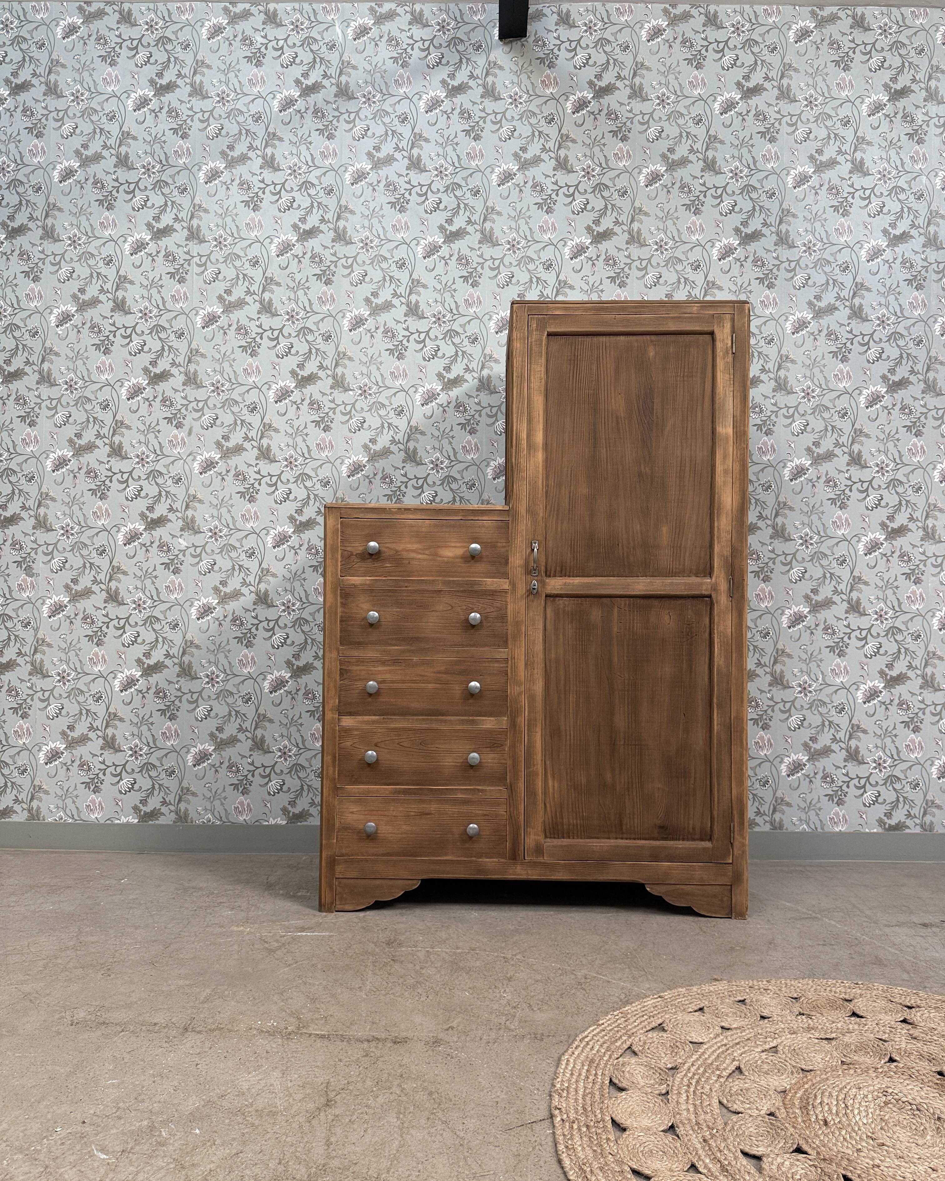 Armoire asymétrique art déco (rénovée)