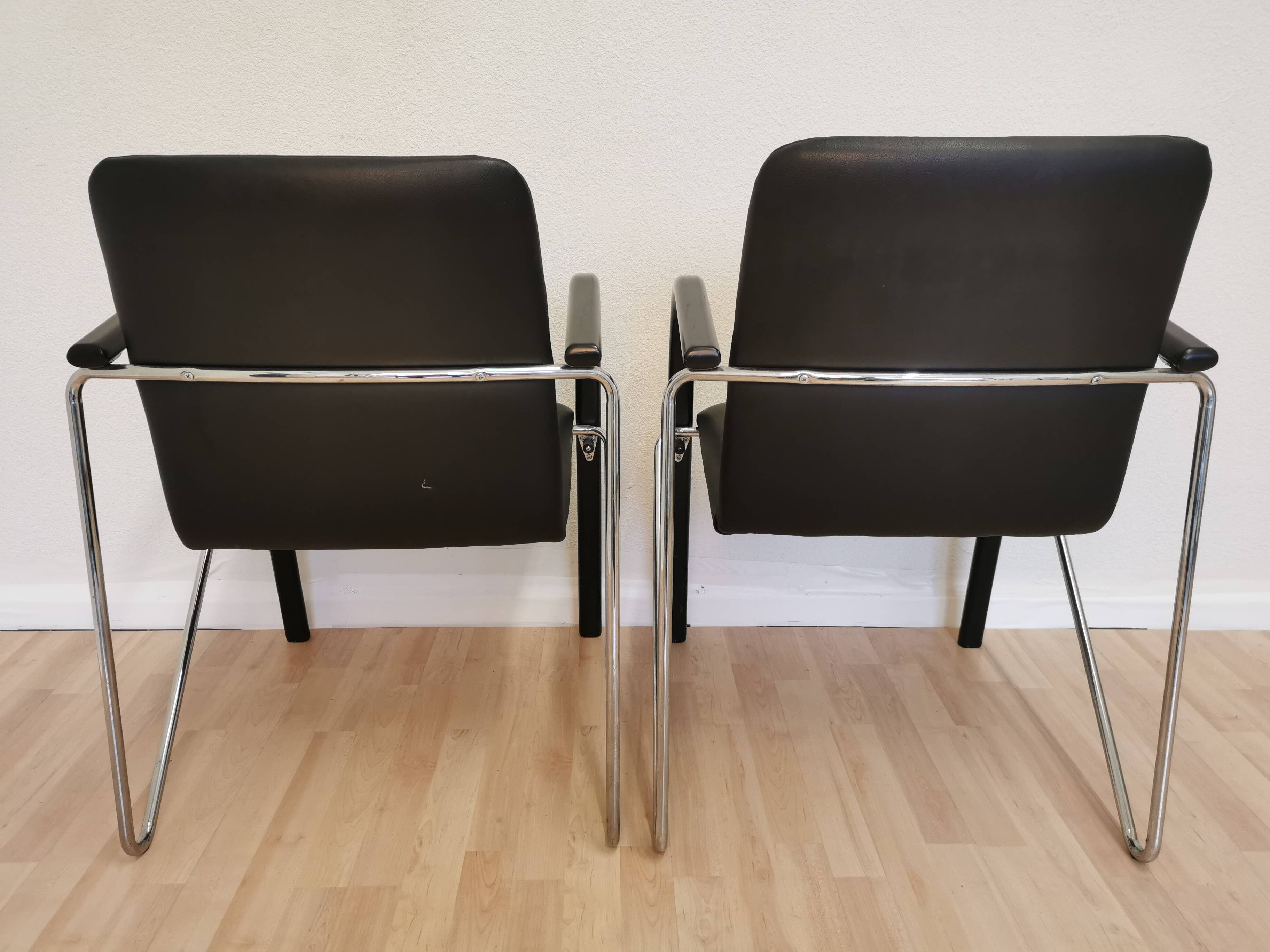 Set of 2 vintage office chairs in black leather chrome base plastic armrests / retro 1980s room