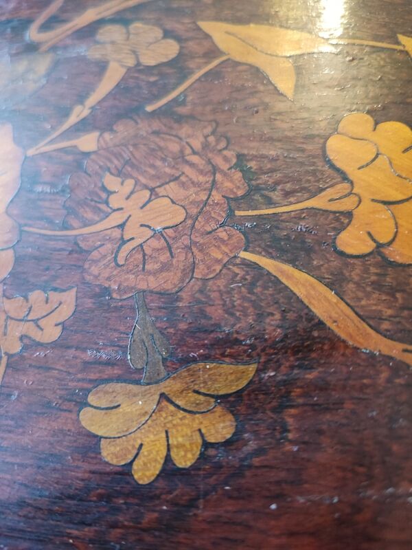 Guéridon de style transition Louis XV Louis XVI en marqueterie de noyer