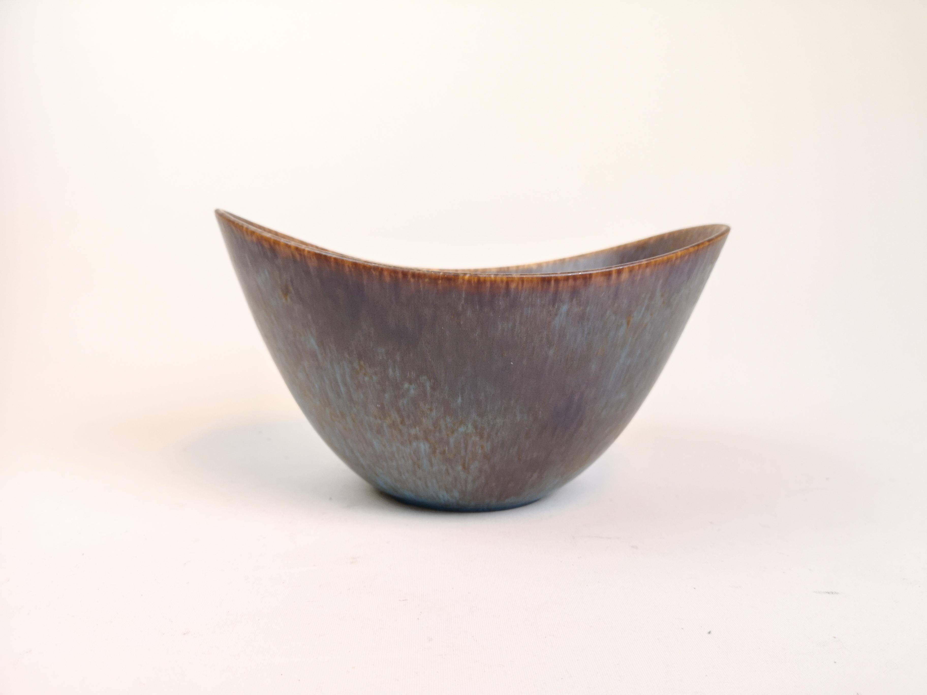 Large modern mid-century ceramic bowl Rörstrand AXK Gunnar Nylund, Sweden, 1950s.