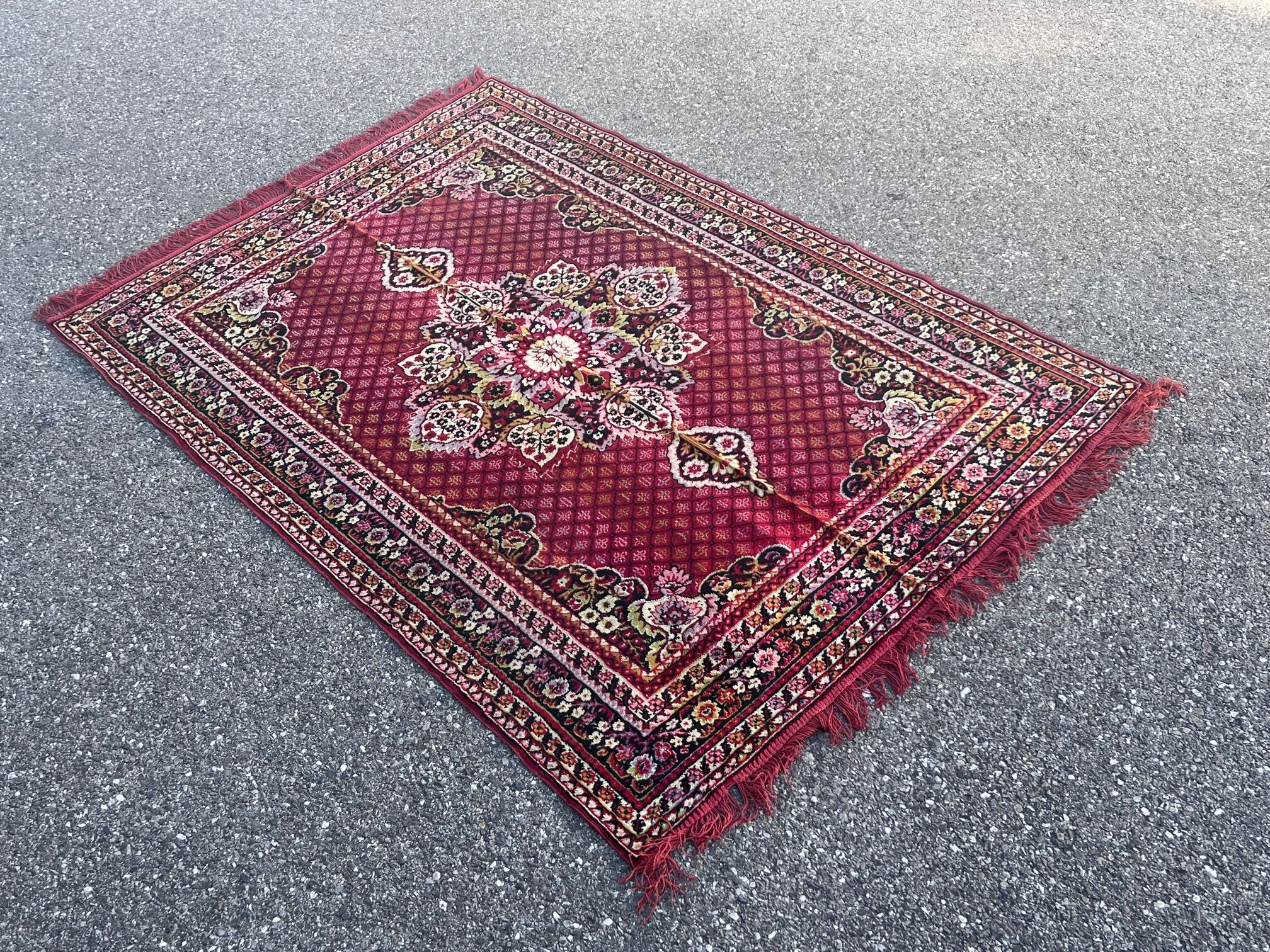 Vintage carpet with floral decoration 123x176cm
