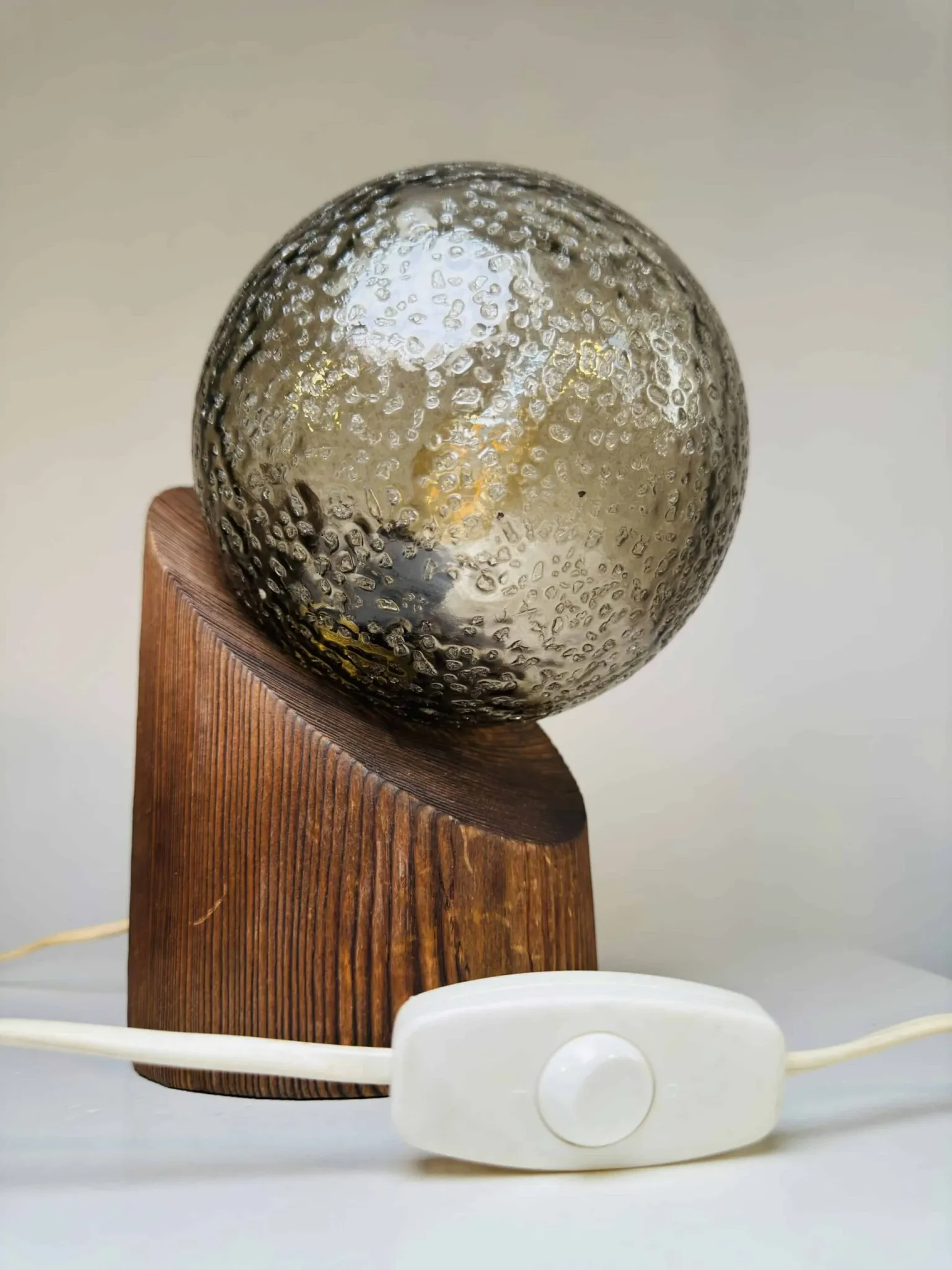 Lampe de table sphérique par Hustadt Leuchten, Allemagne, vers les années 1970.