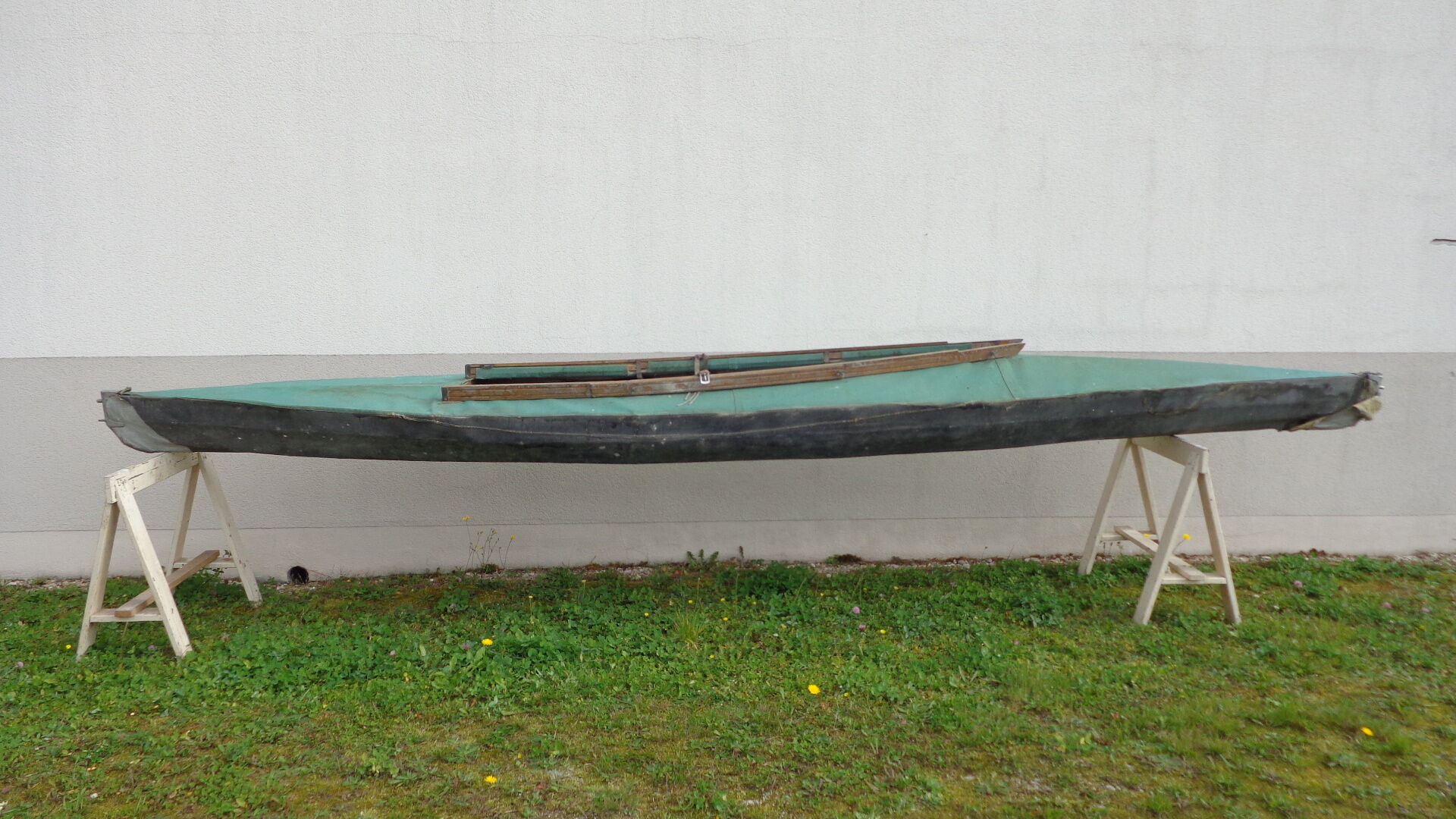 Canoé en bois et tissu