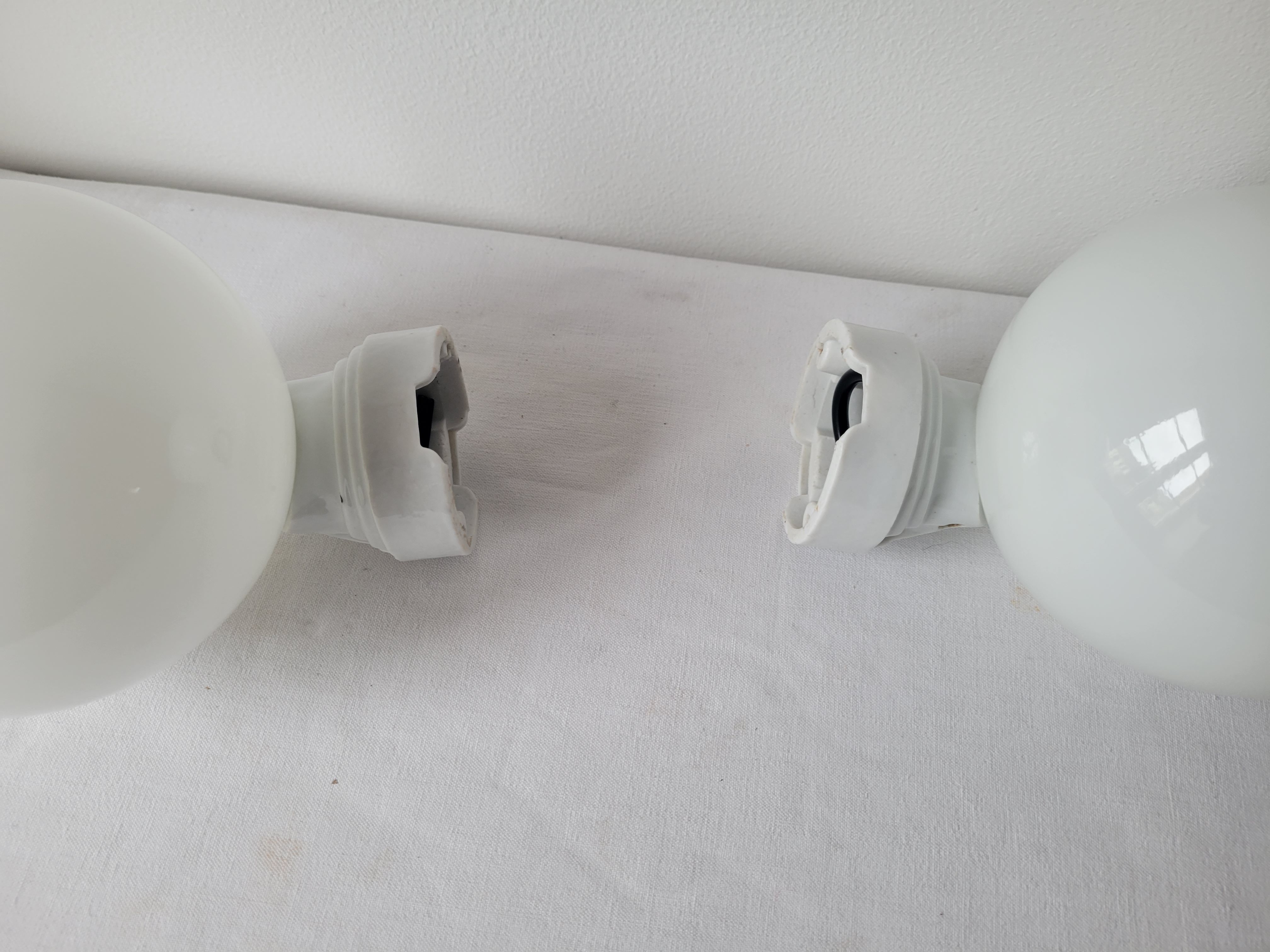 Duo of art deco wall lamps in porcelain and opaline