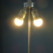 Lampadaire bronze et porcelaine bleue début XXème