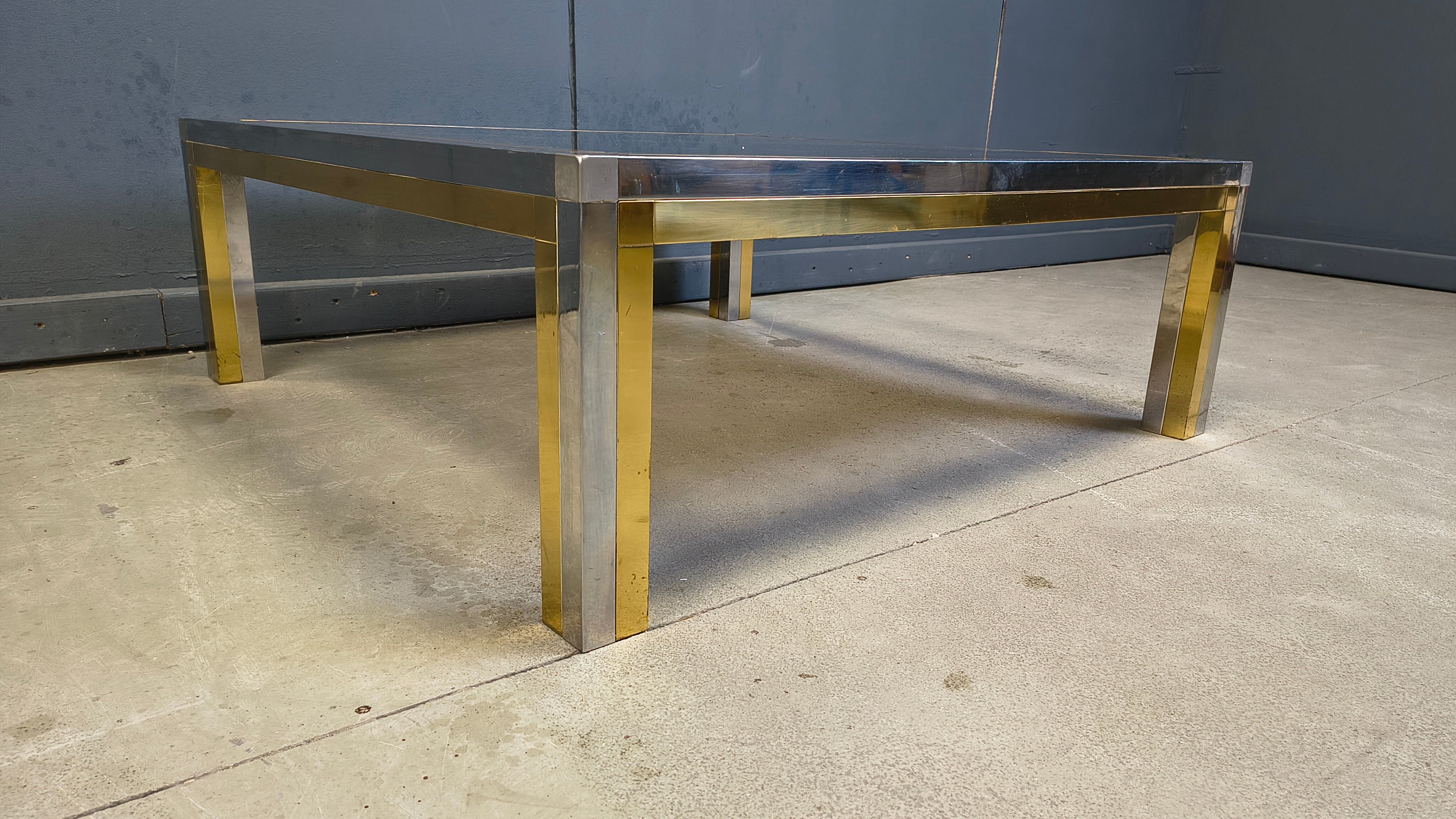 Table basse vintage en chrome et laiton dans le style de Romeo Rega, années 1970.