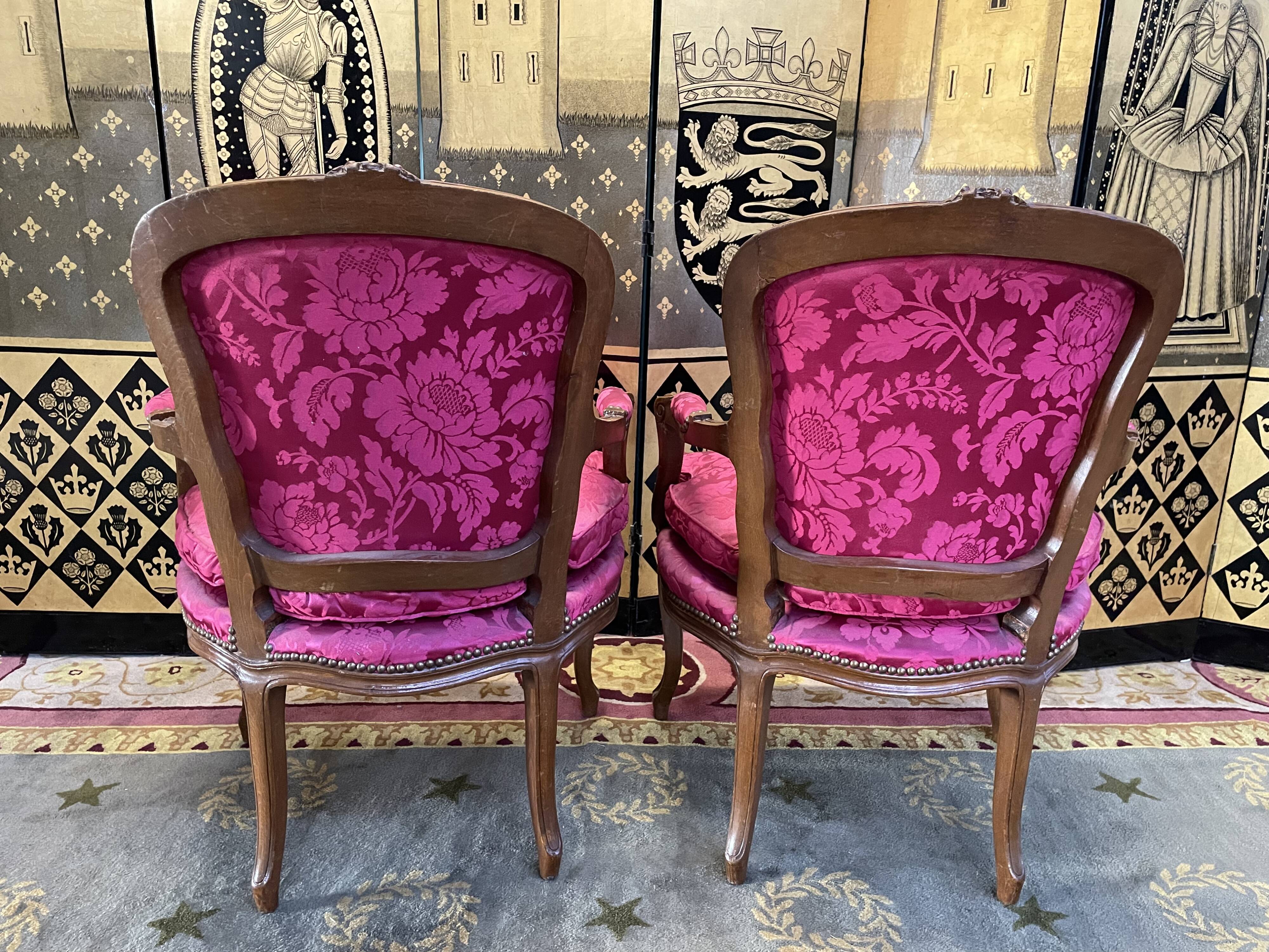 Paire de fauteuils cabriolets de style Louis XV