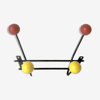 Portemanteaux en métal noir avec quatre patères