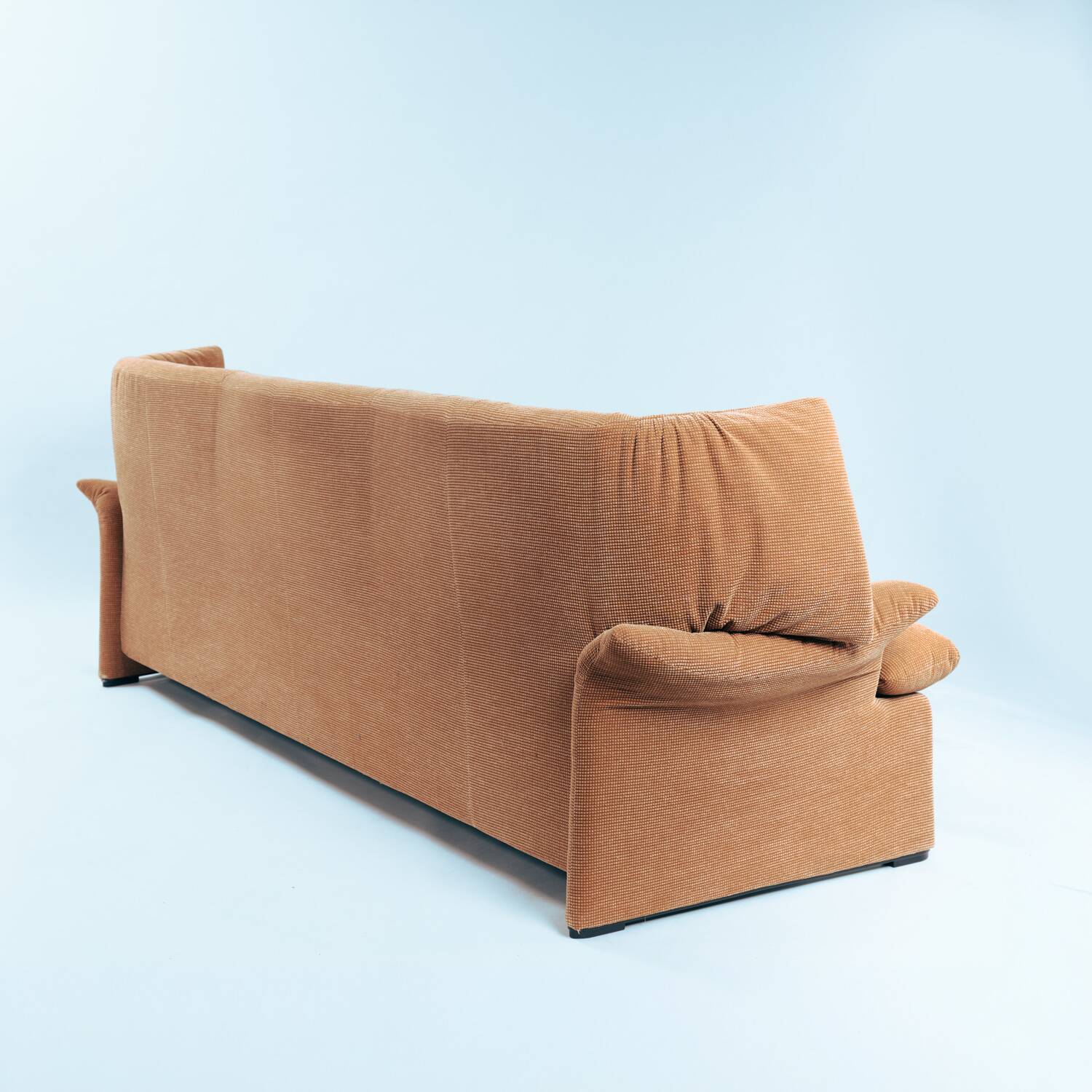 Sofa Maralunga Cassina Portovenere Vico Magistretti en pêche saumon.