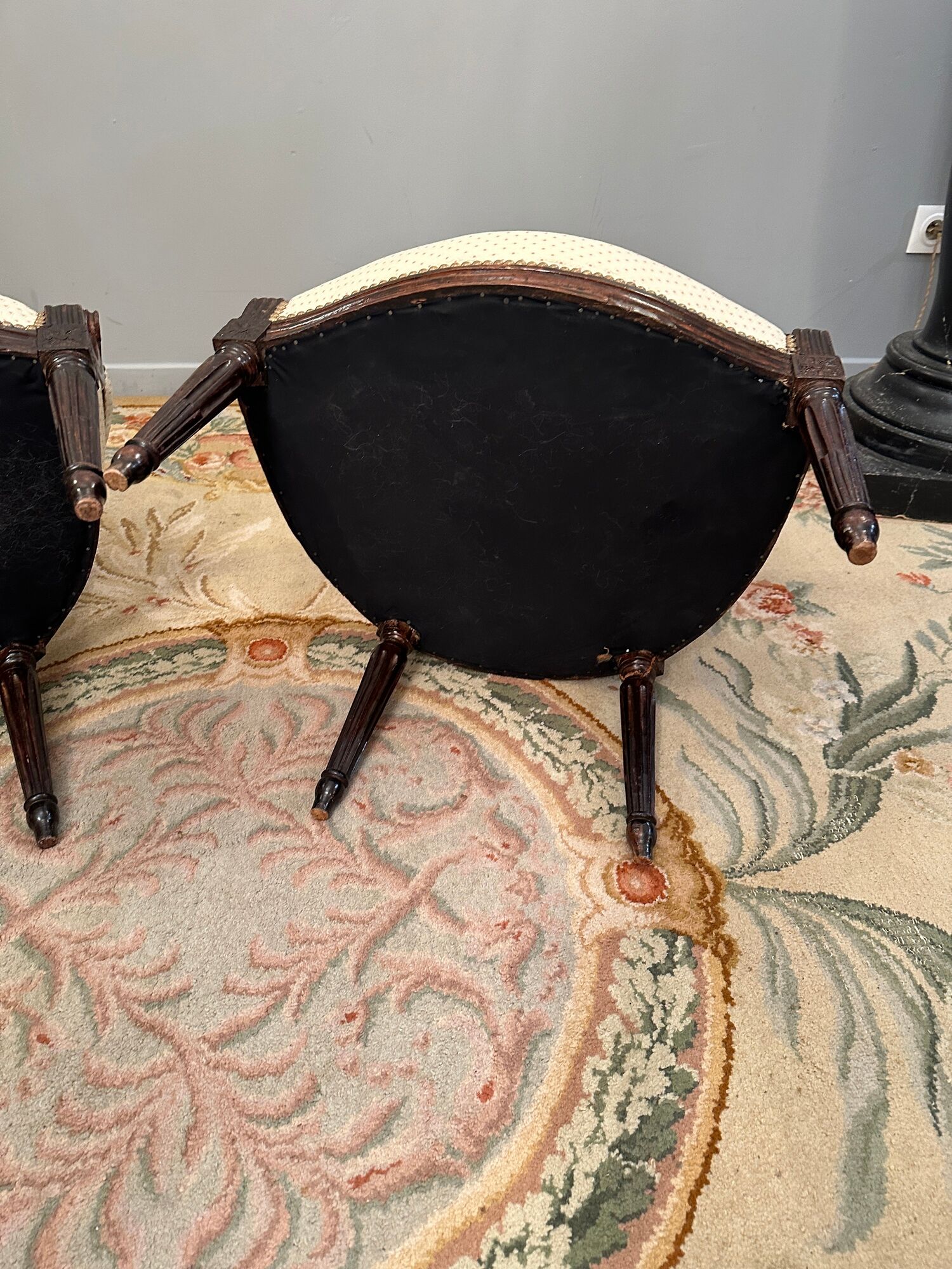 Paire de fauteuils en noyer d'epoque louis xvi vers 1770