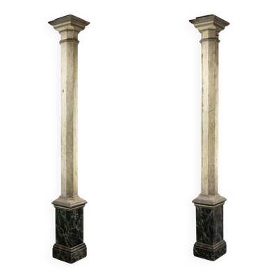 Paire de colonnes en bois peint à l’imitation du marbre. Années 1880.