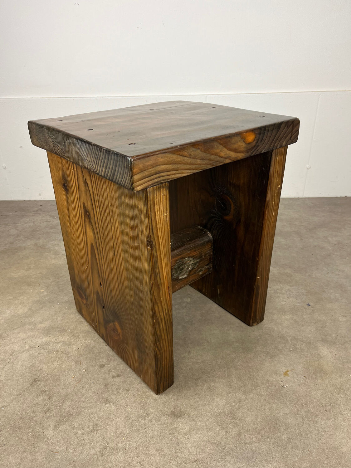 Tabouret brutaliste en bois massif style chalet