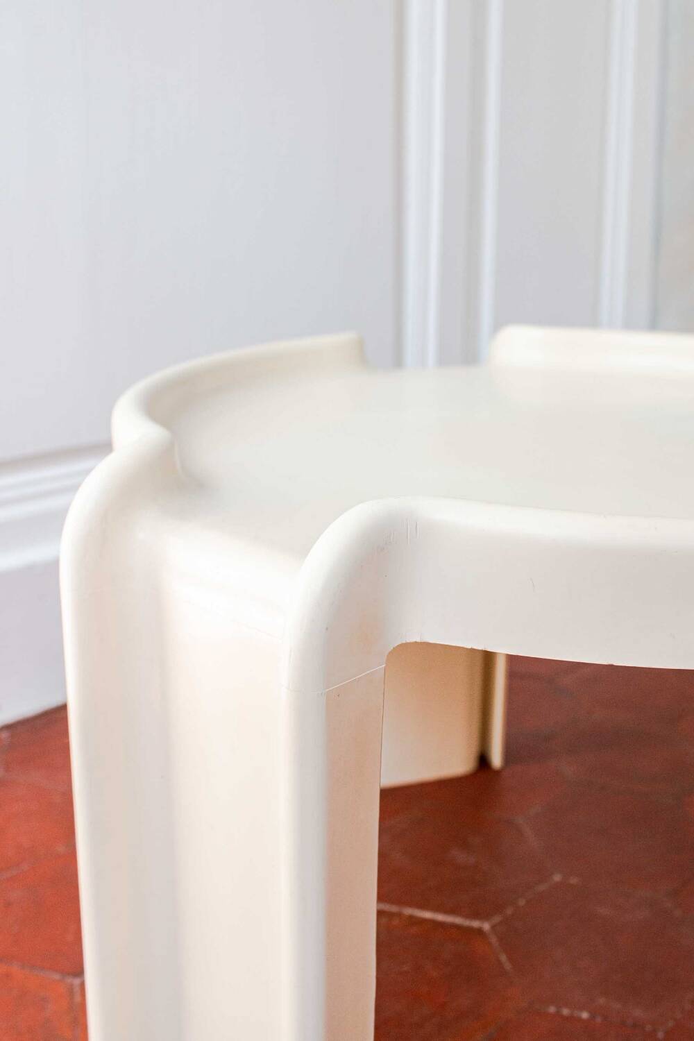 Kartell 4905 beige coffee table design by Giotto Stoppino