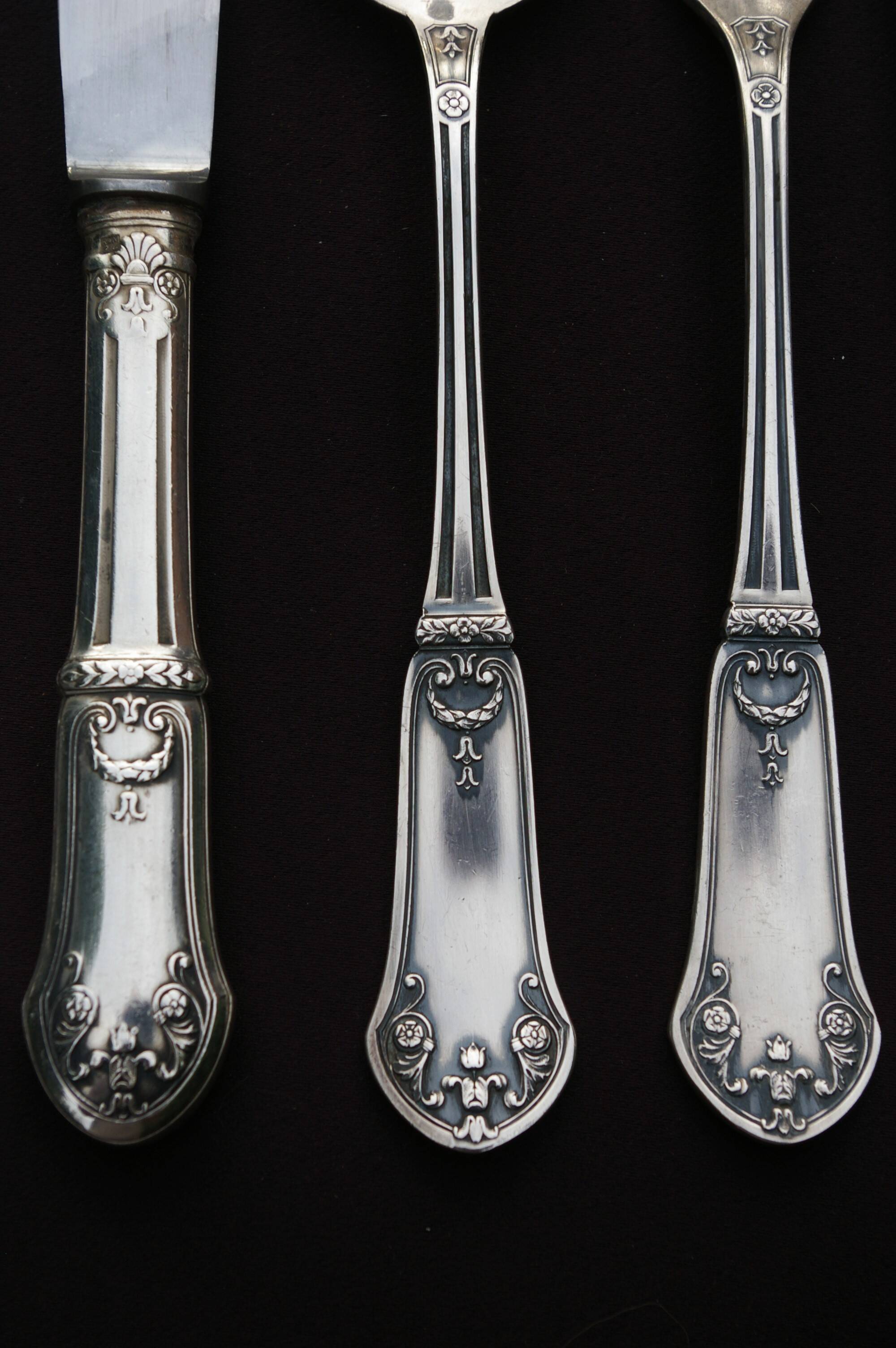 Empire style housewife in silver metal