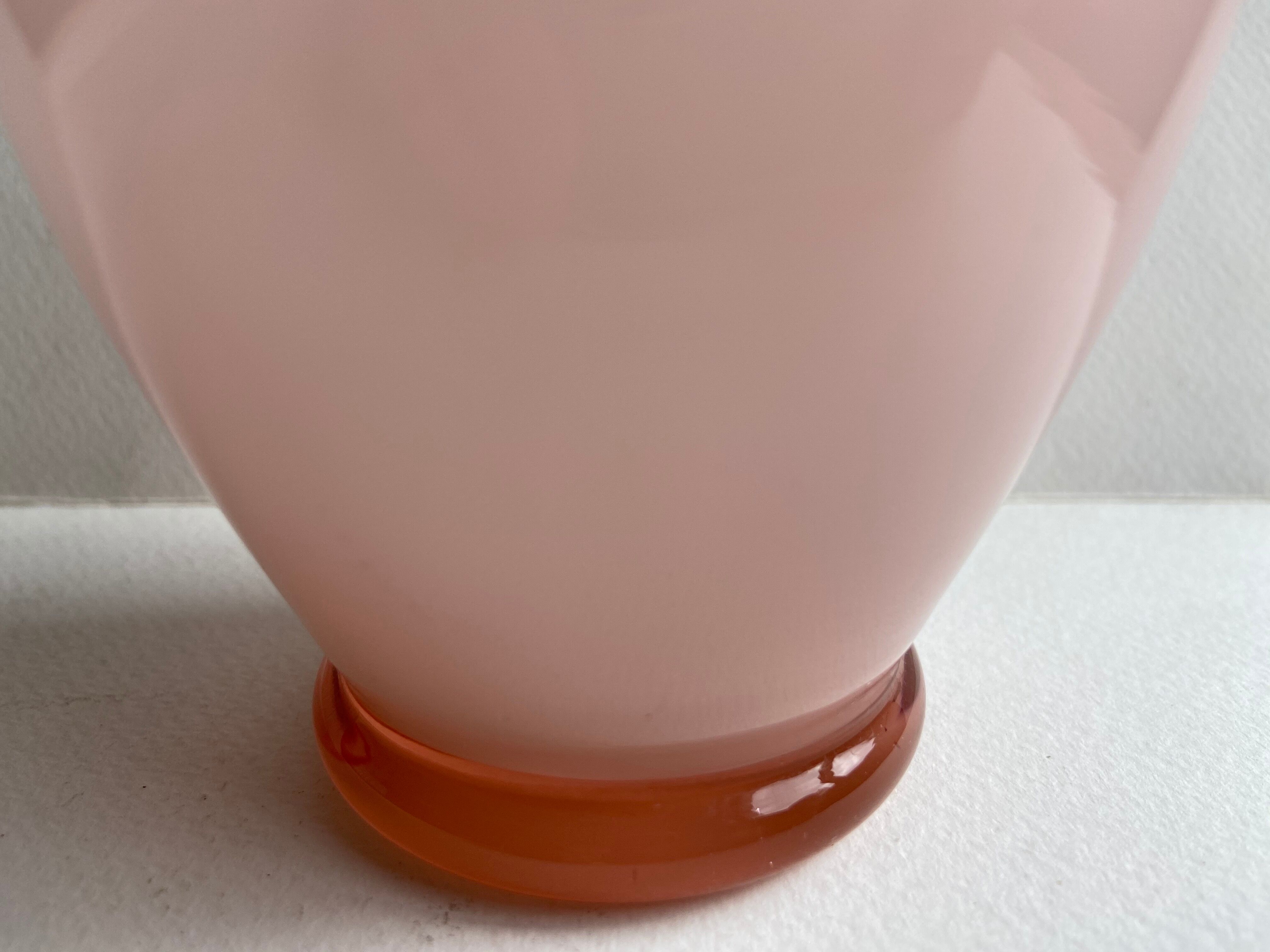 Vase en opaline rose