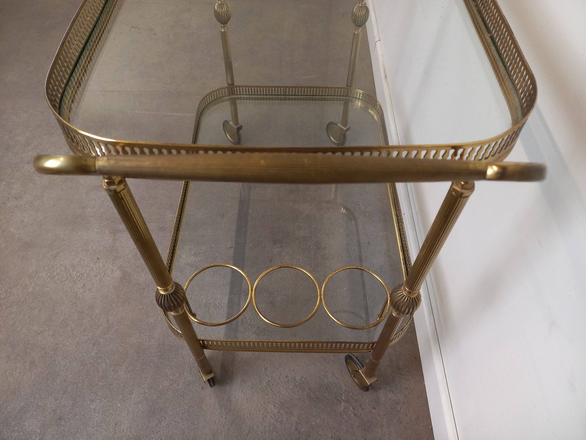 Desserte roulante en laiton doré et verre
