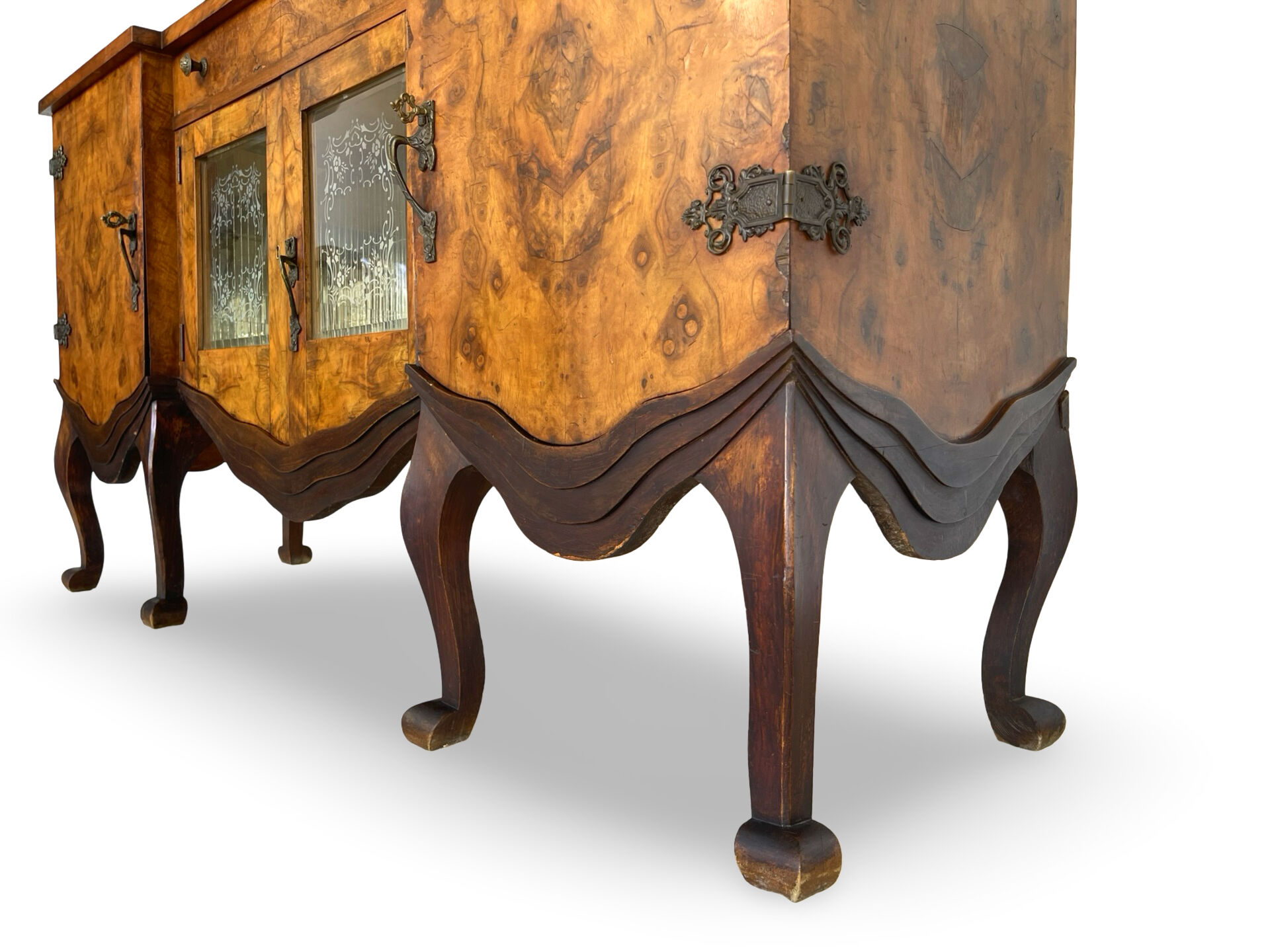 Buffet en noyer burr italien, années 1930.