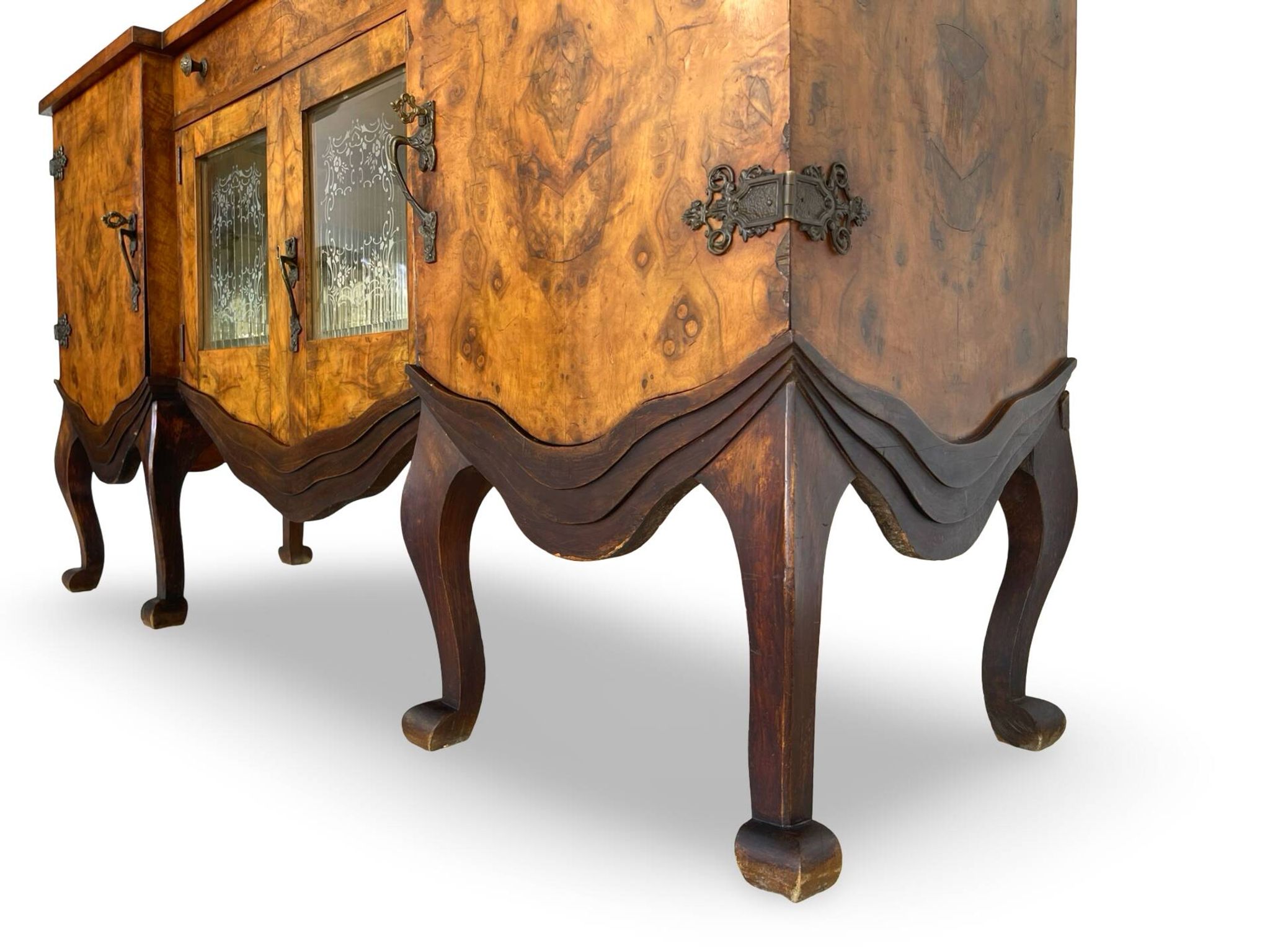 Buffet en noyer burr italien, années 1930.