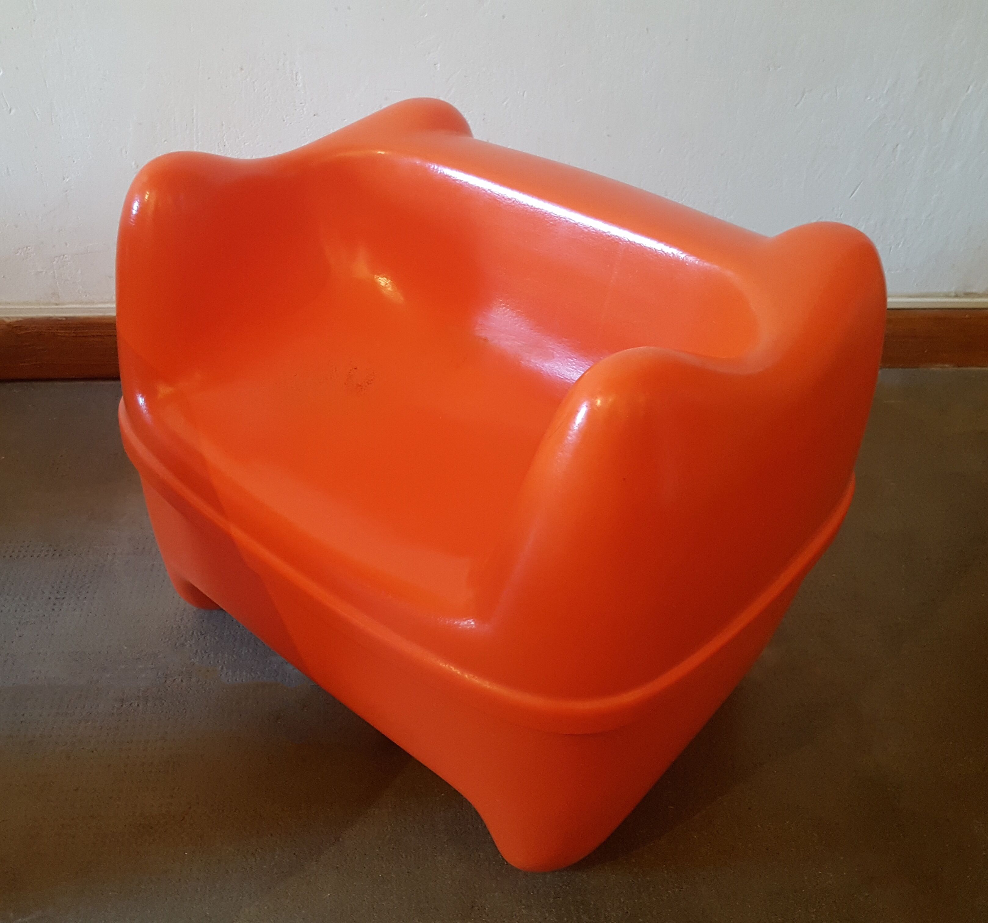 Children's lounge with 2 zorro chairs for meurop