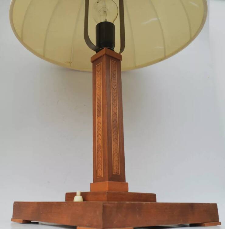 Lampe de table avec incrustations et abat-jour en soie