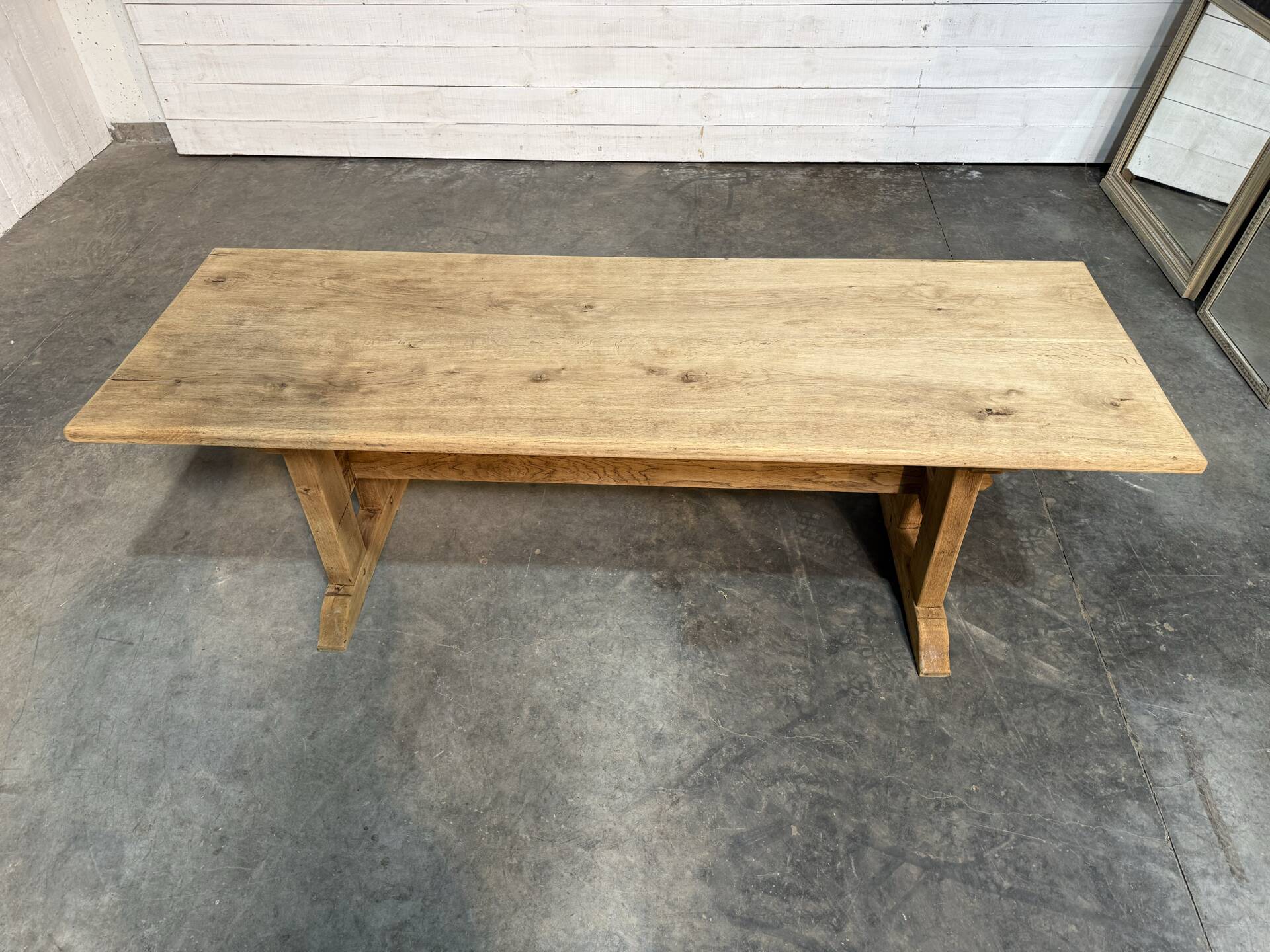 Table de style monastère