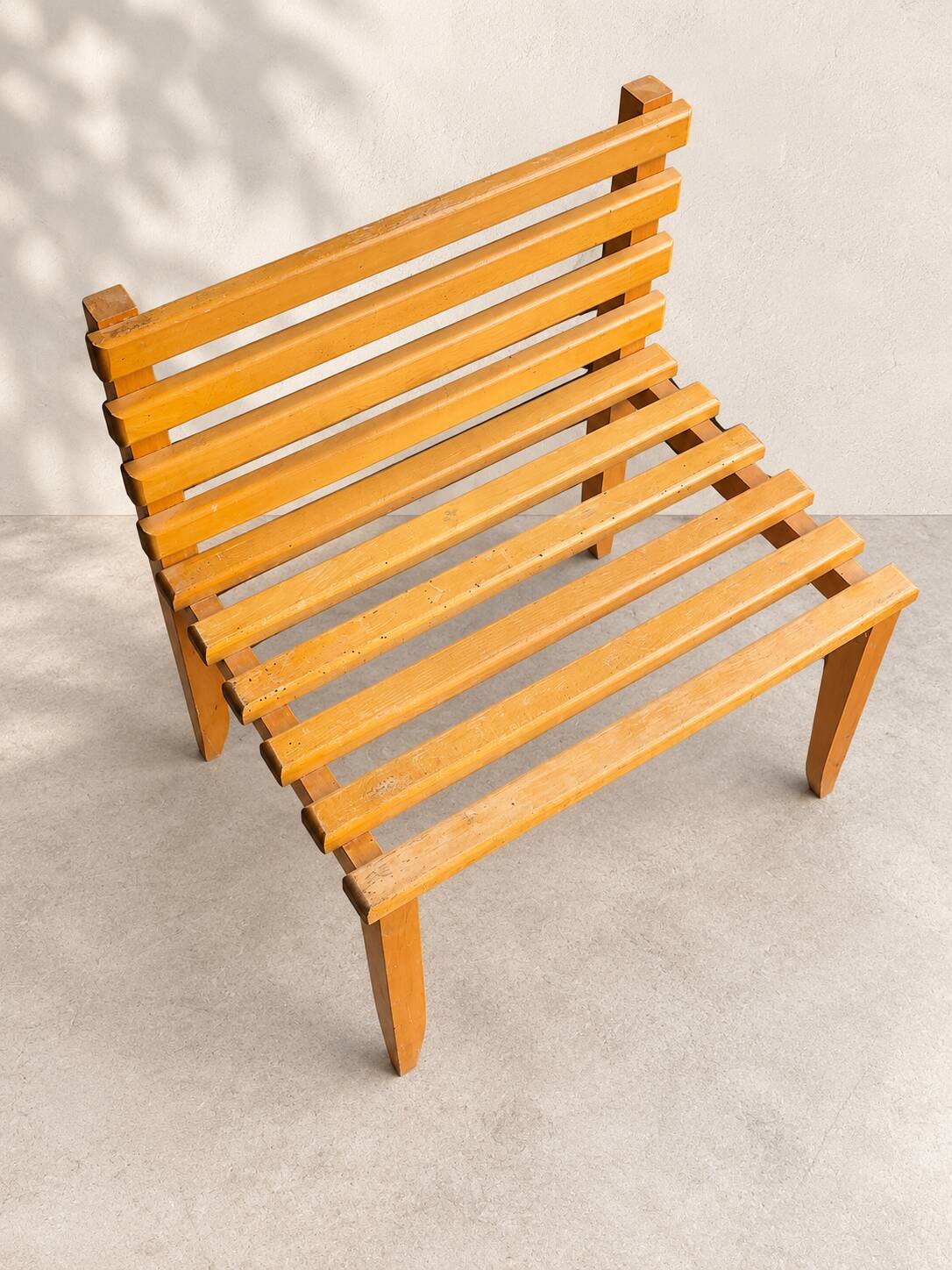 Fauteuil bas vintage en bois à lattes – design moderniste