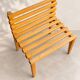 Fauteuil bas vintage en bois à lattes – design moderniste
