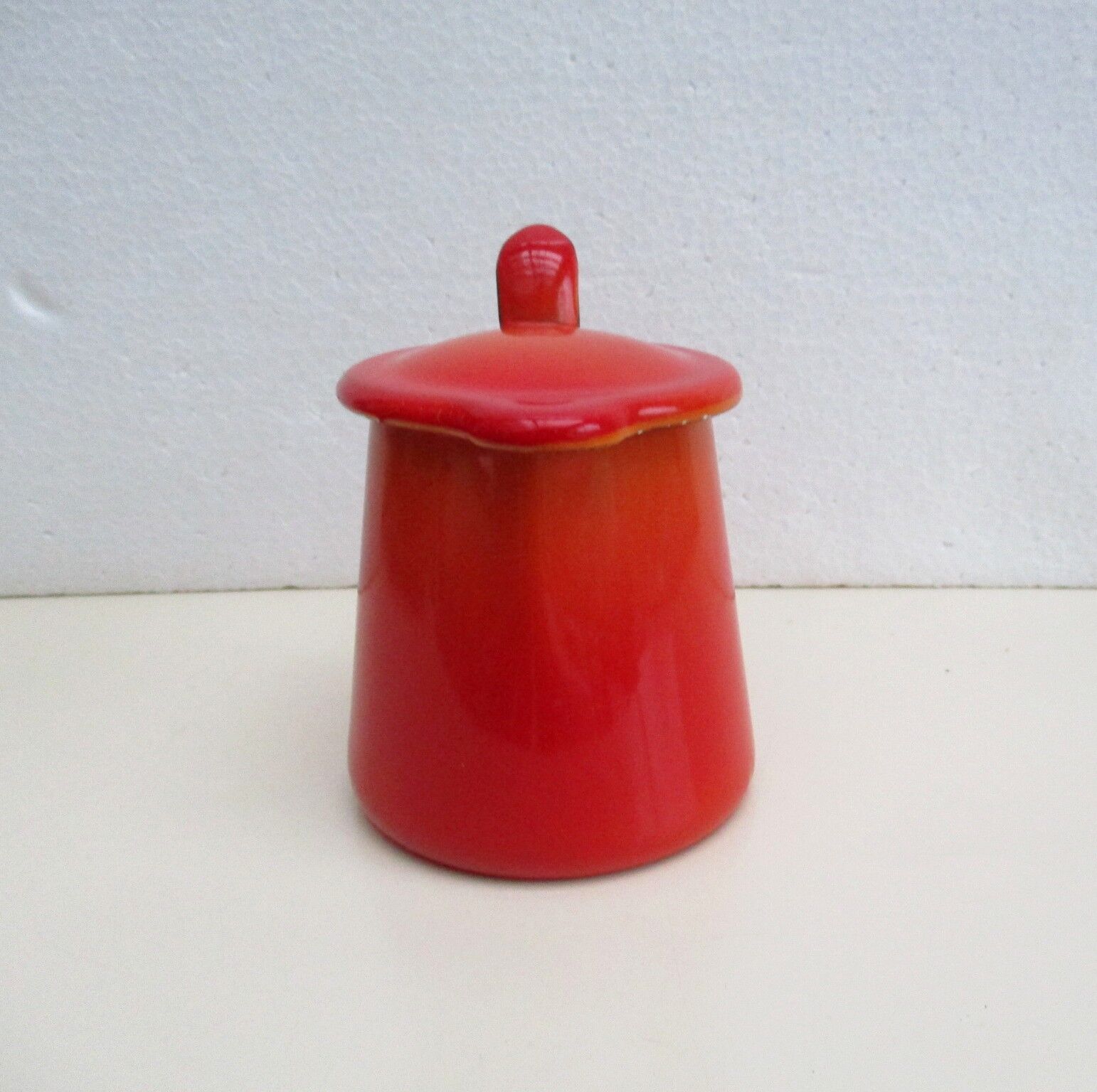 Pot en tôle émaillée avec couvercle- vintage