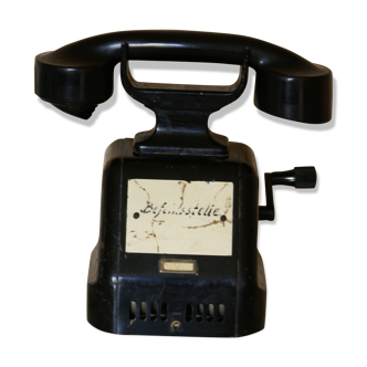 Ancien téléphone à manivelle avec plaque émaillée