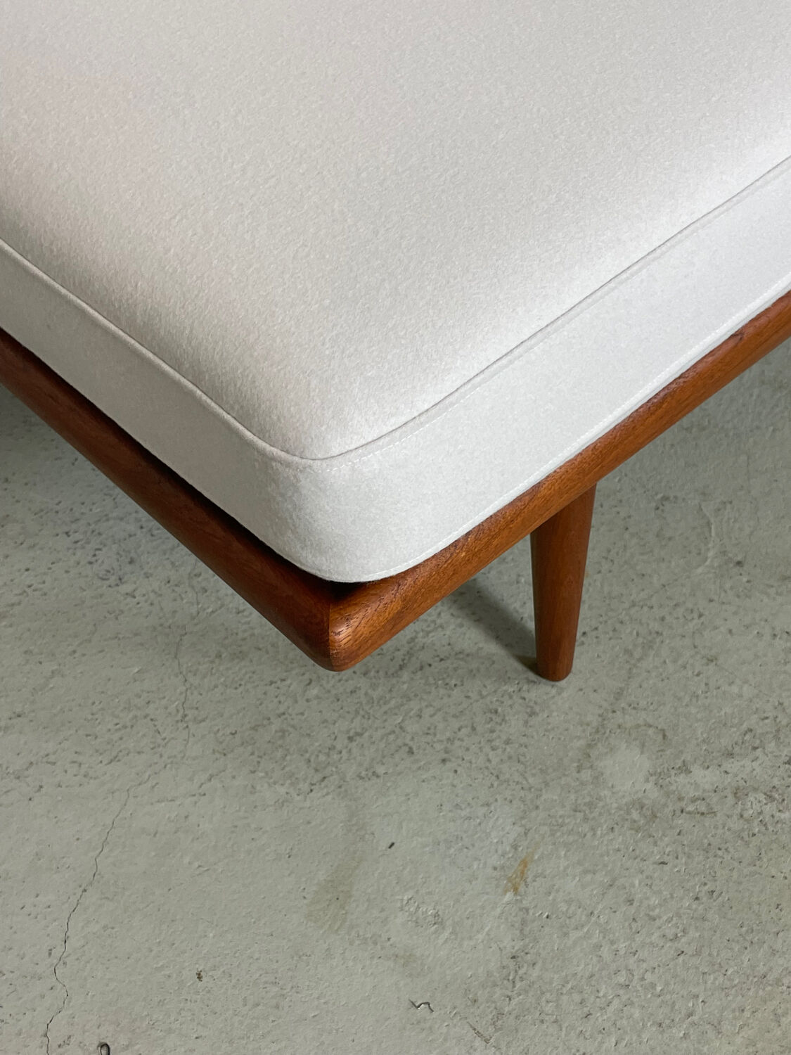 MidCentury 2-seater Model Minerva by Hvidt & Mølgaard