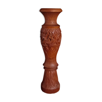 Vase exotique en bois sculpté