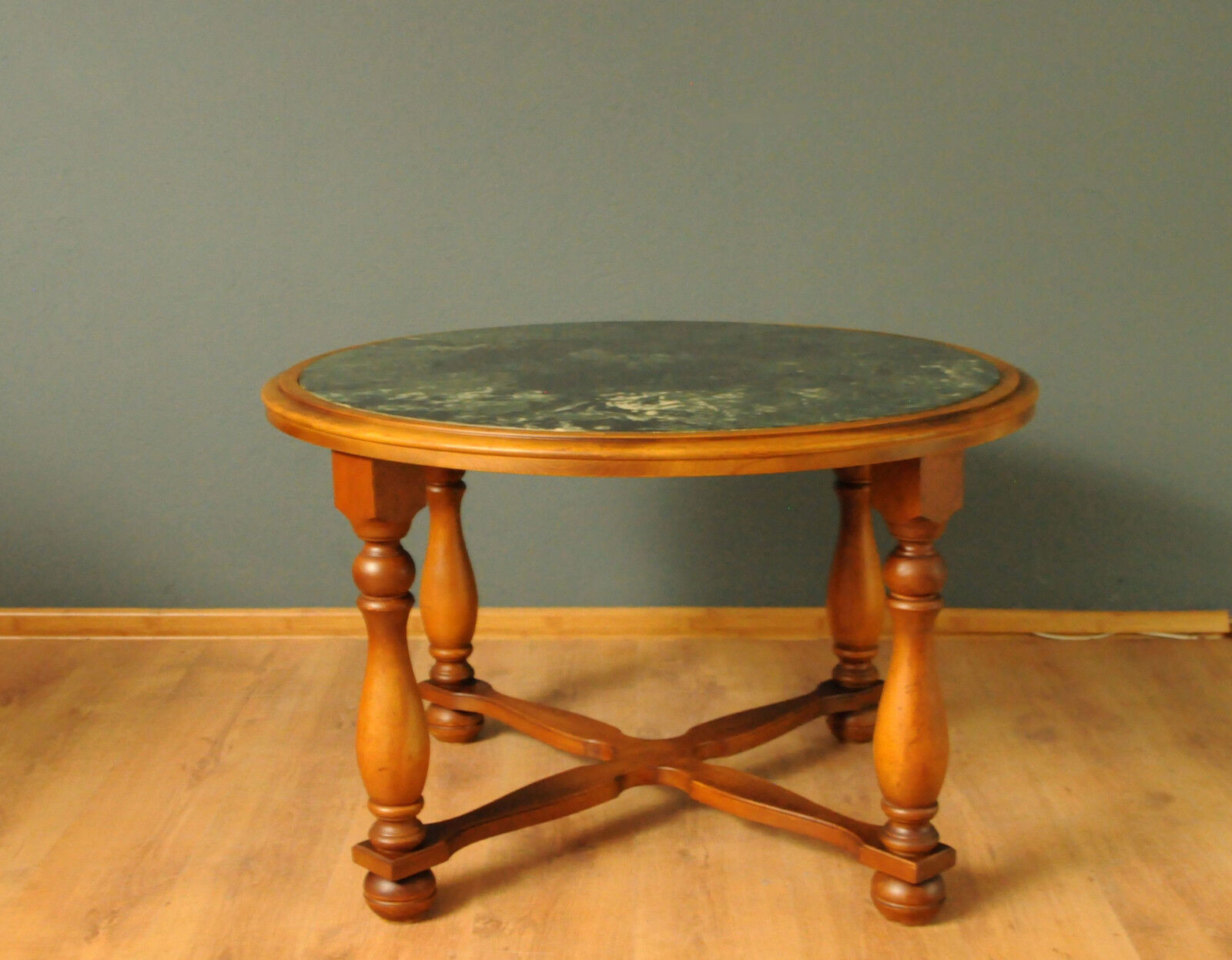 Table basse scandinave avec plateau en marbre