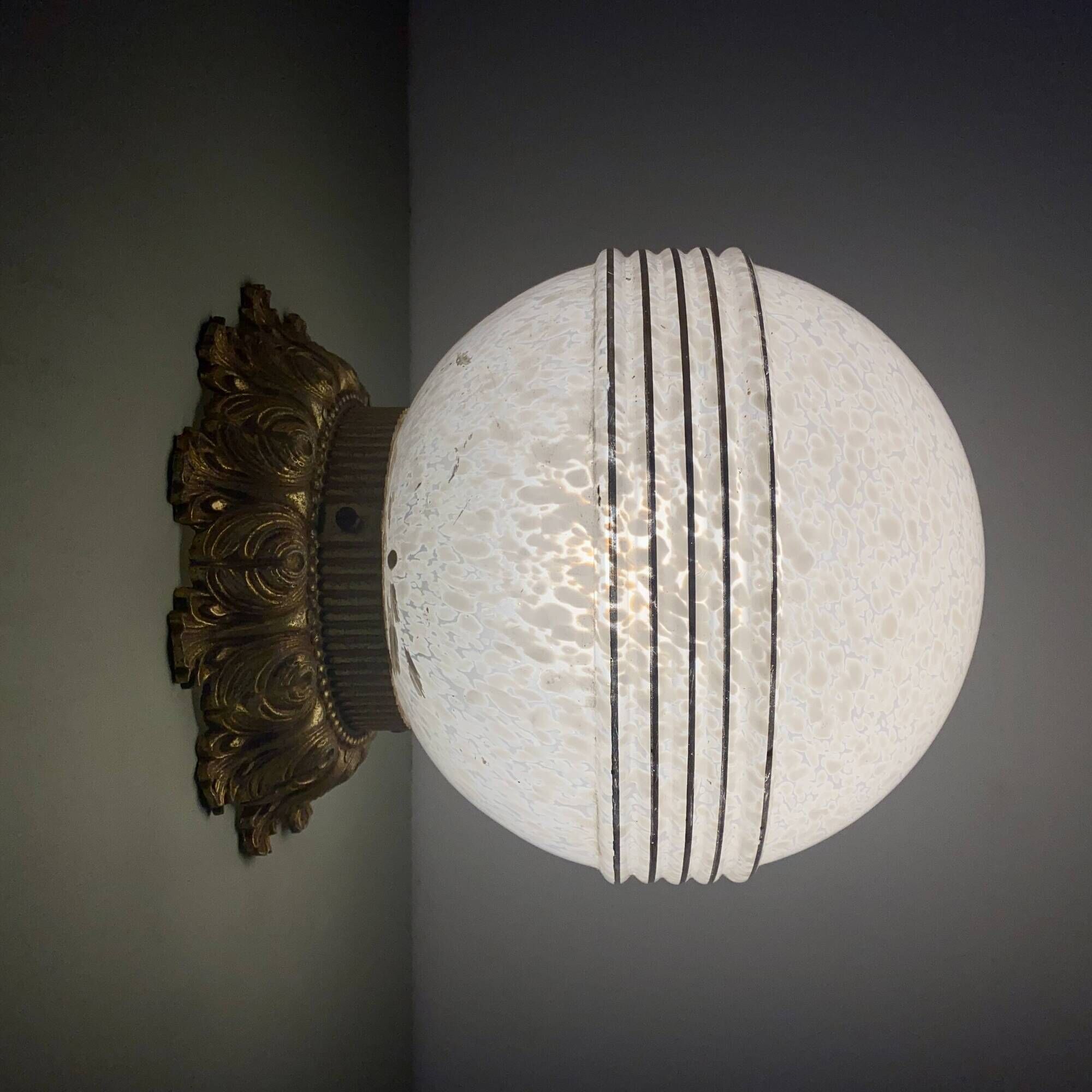 Applique ou plafonnier vintage, globe art déco en verre de clichy blanc et or