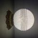 Applique ou plafonnier vintage, globe art déco en verre de clichy blanc et or