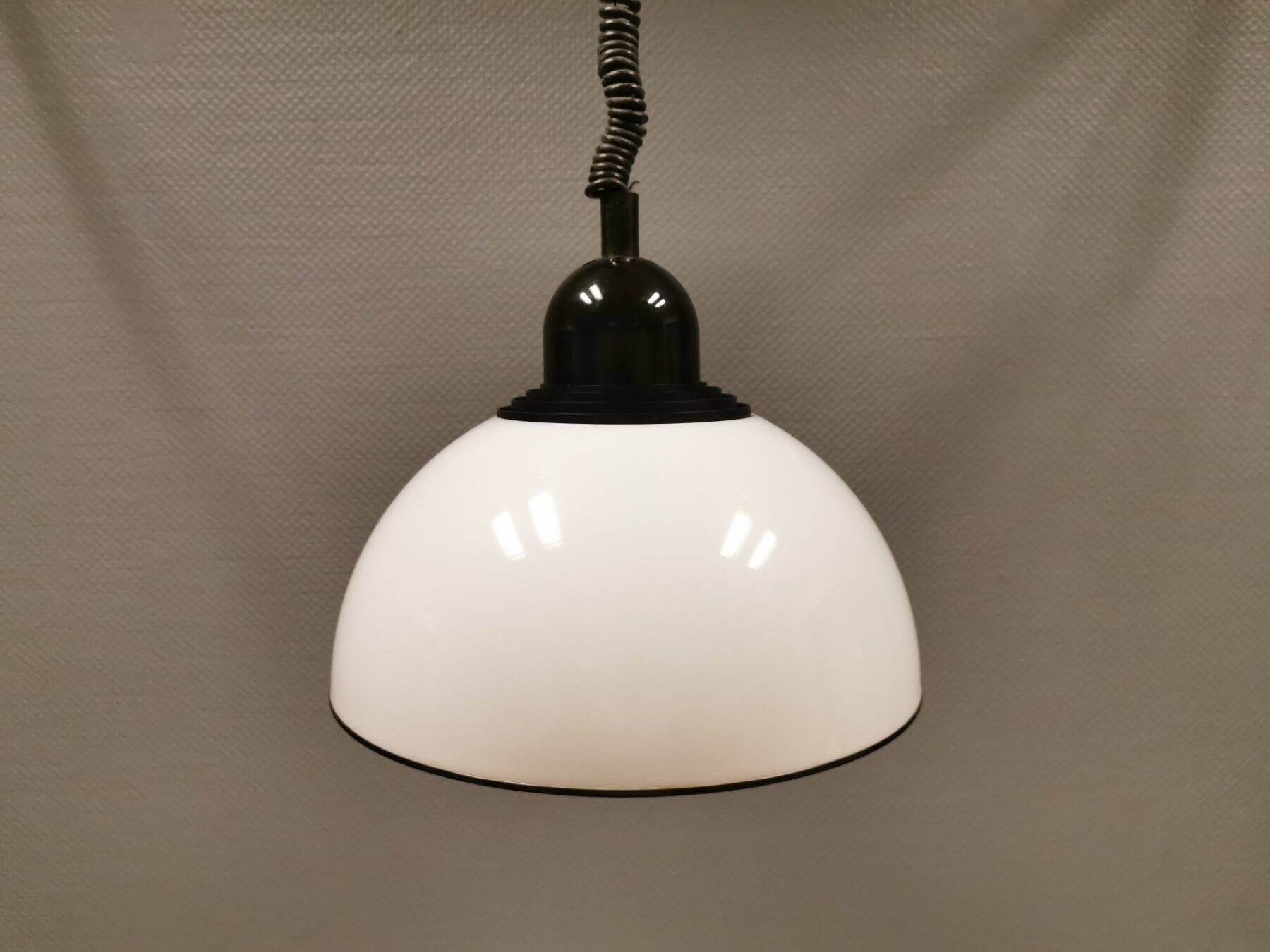 Lampe suspendue, en plastique blanc laiteux avec dessus/suspension noir, probablement danoise.