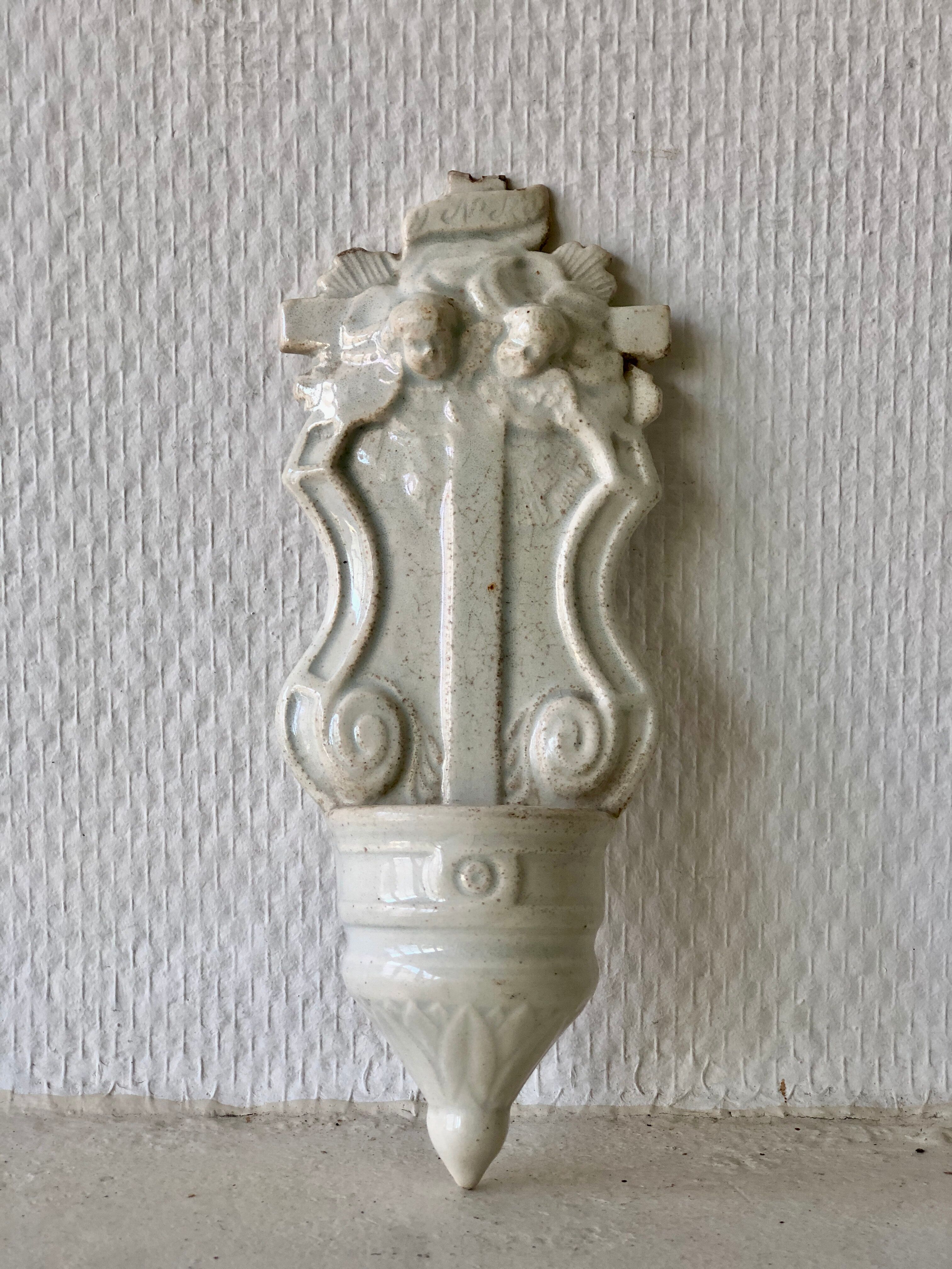 Benitier en faience signe Gien