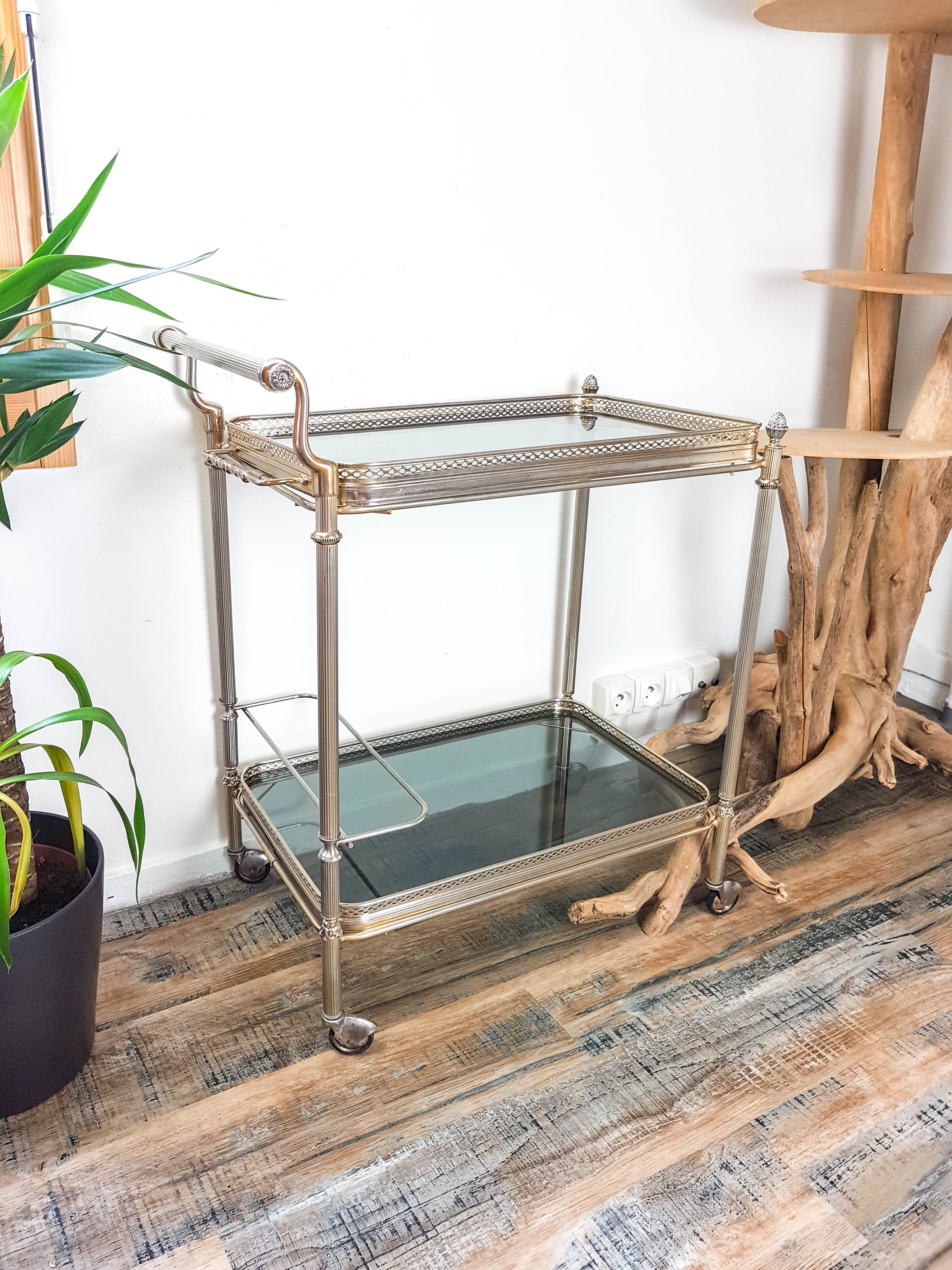 Golden neoclassical dessert