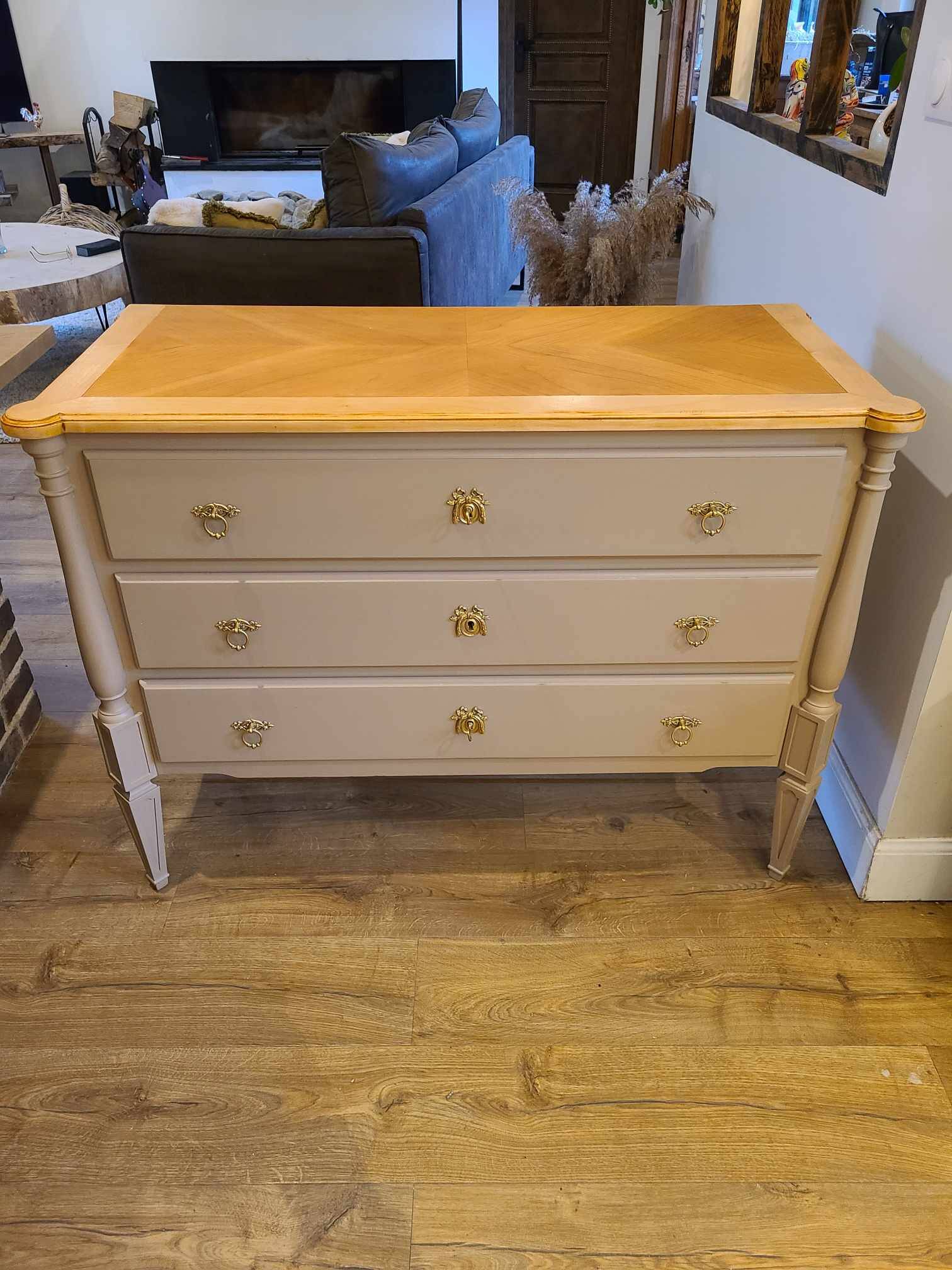 Commode en bois peint