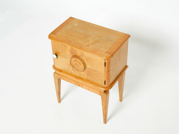 Table de chevet en frêne sculpté vers 1940