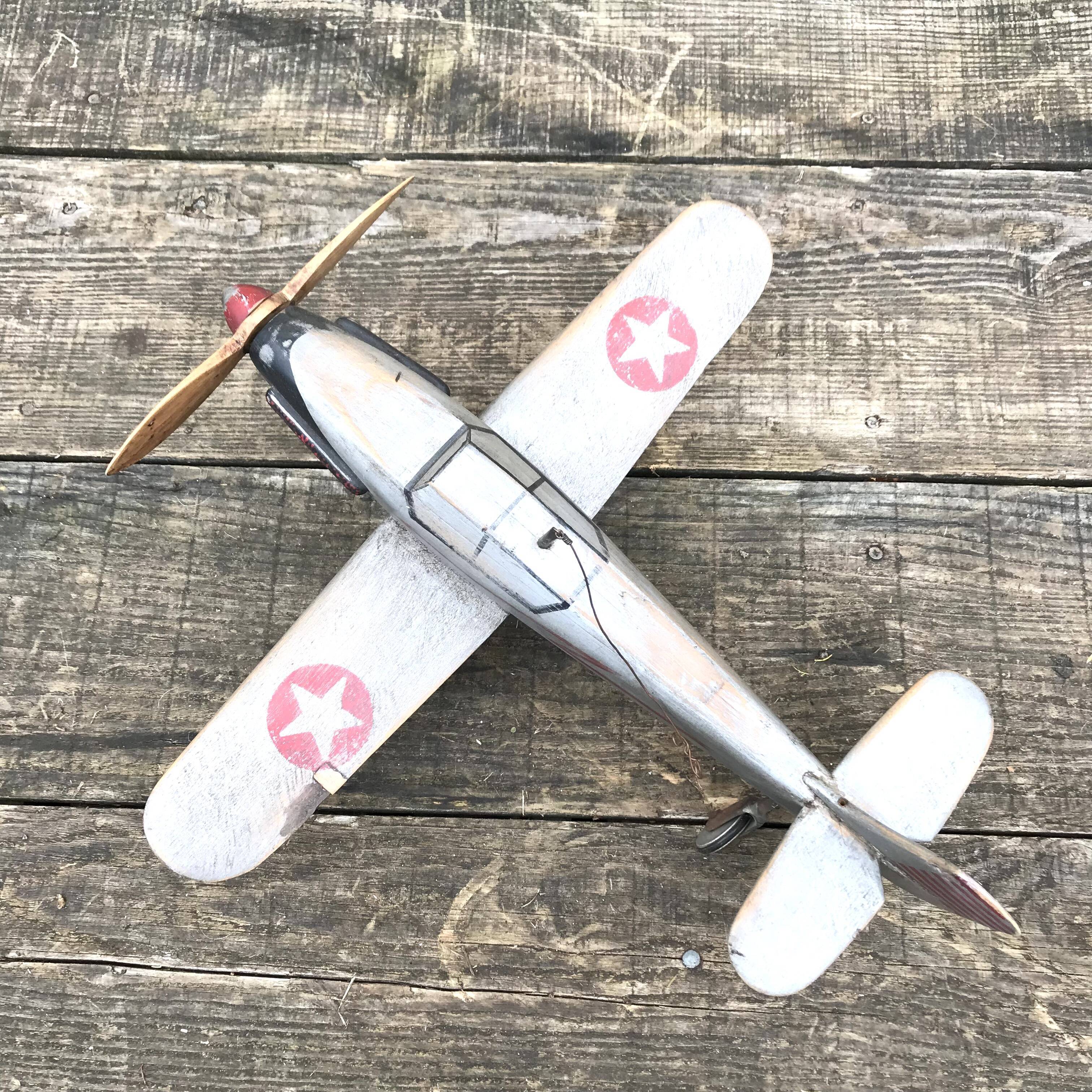 Avion jouet en bois vintage