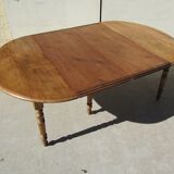 Extendable dining room table