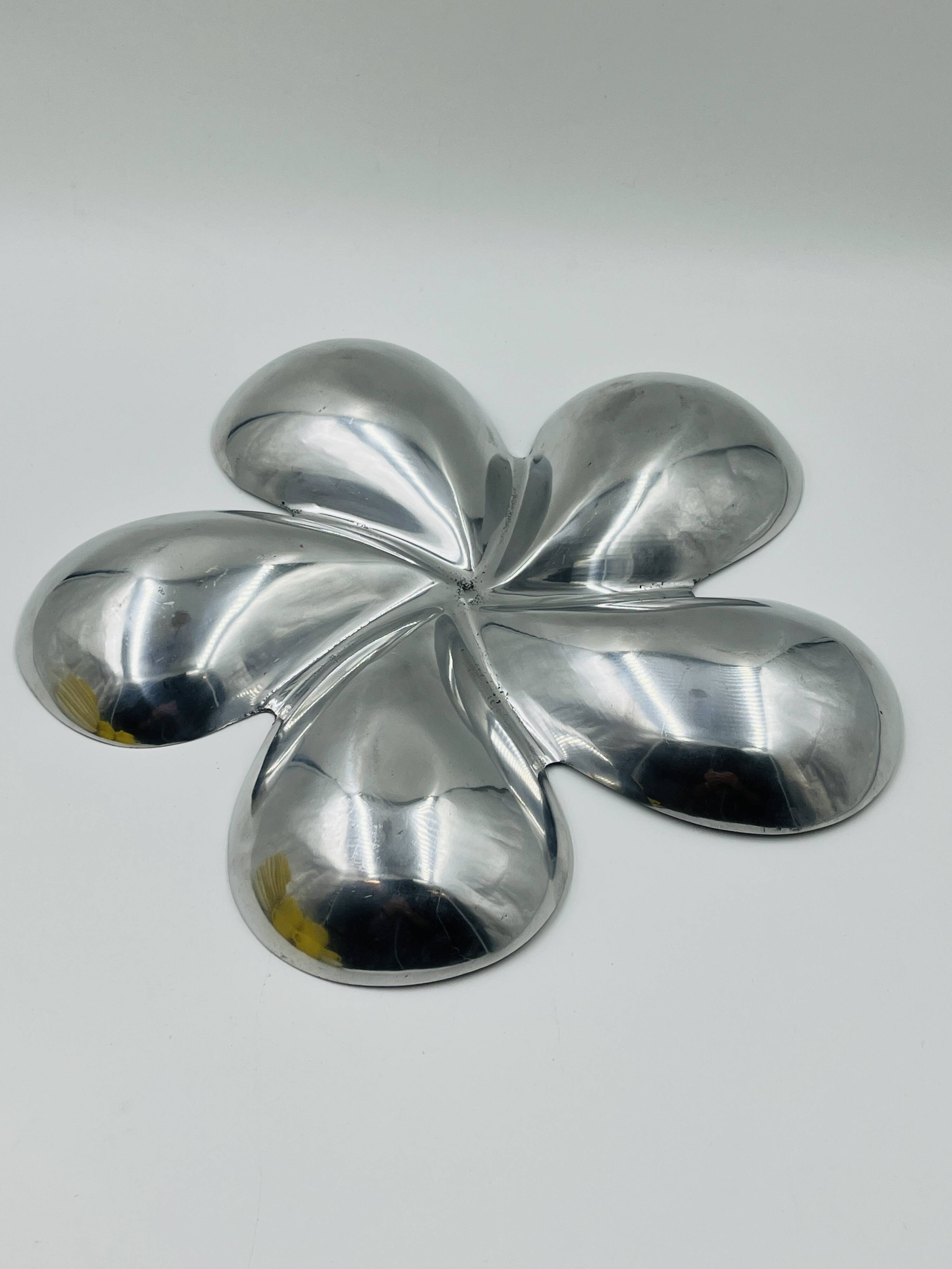 Vintage enamelled solid aluminium aperitif plate Flower 39cm